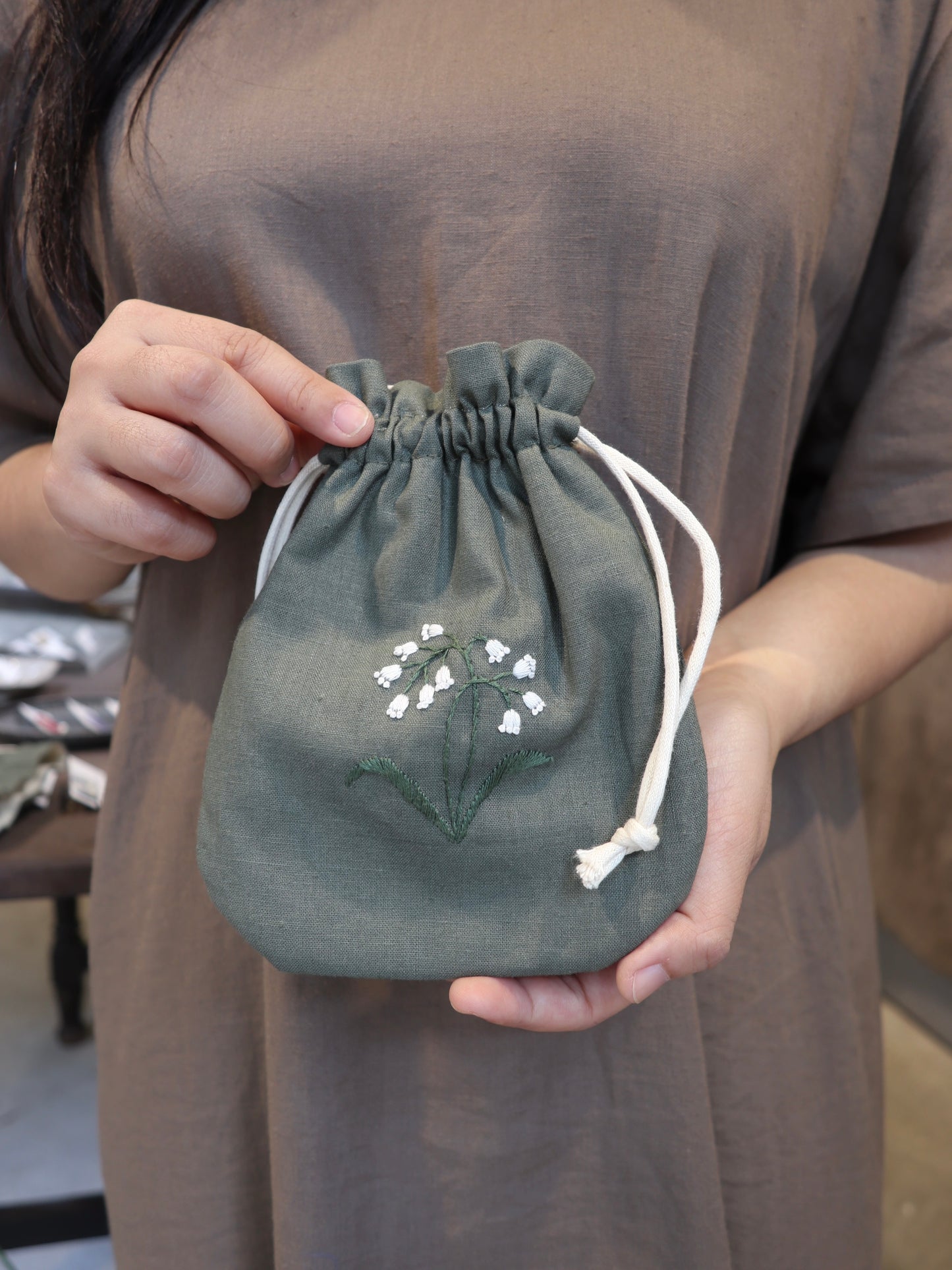 鈴蘭手刺繡束口袋/收納袋