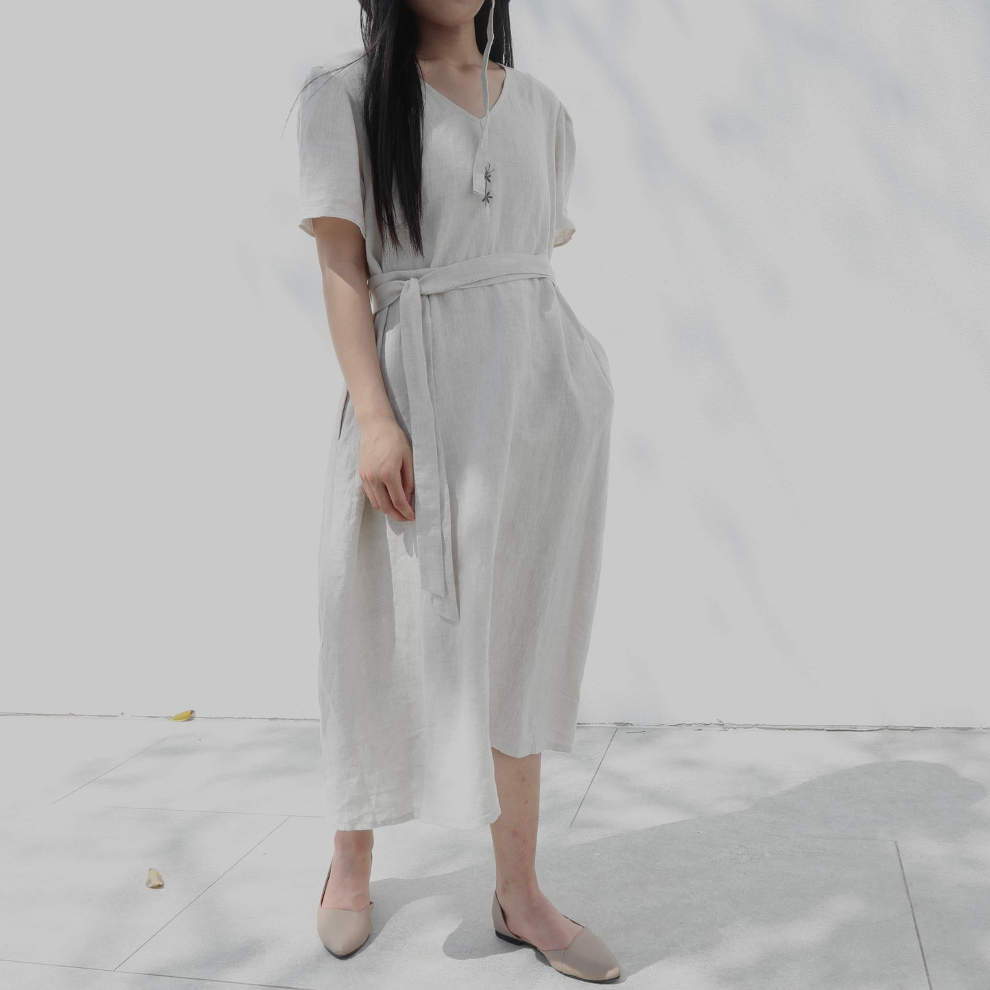 V領綁帶短袖亞麻洋裝| 亞麻原色