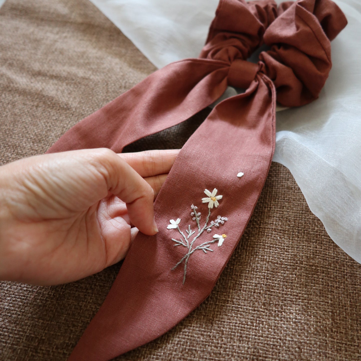 一束小菊手刺繡長尾髮圈/鬆緊髮圈
