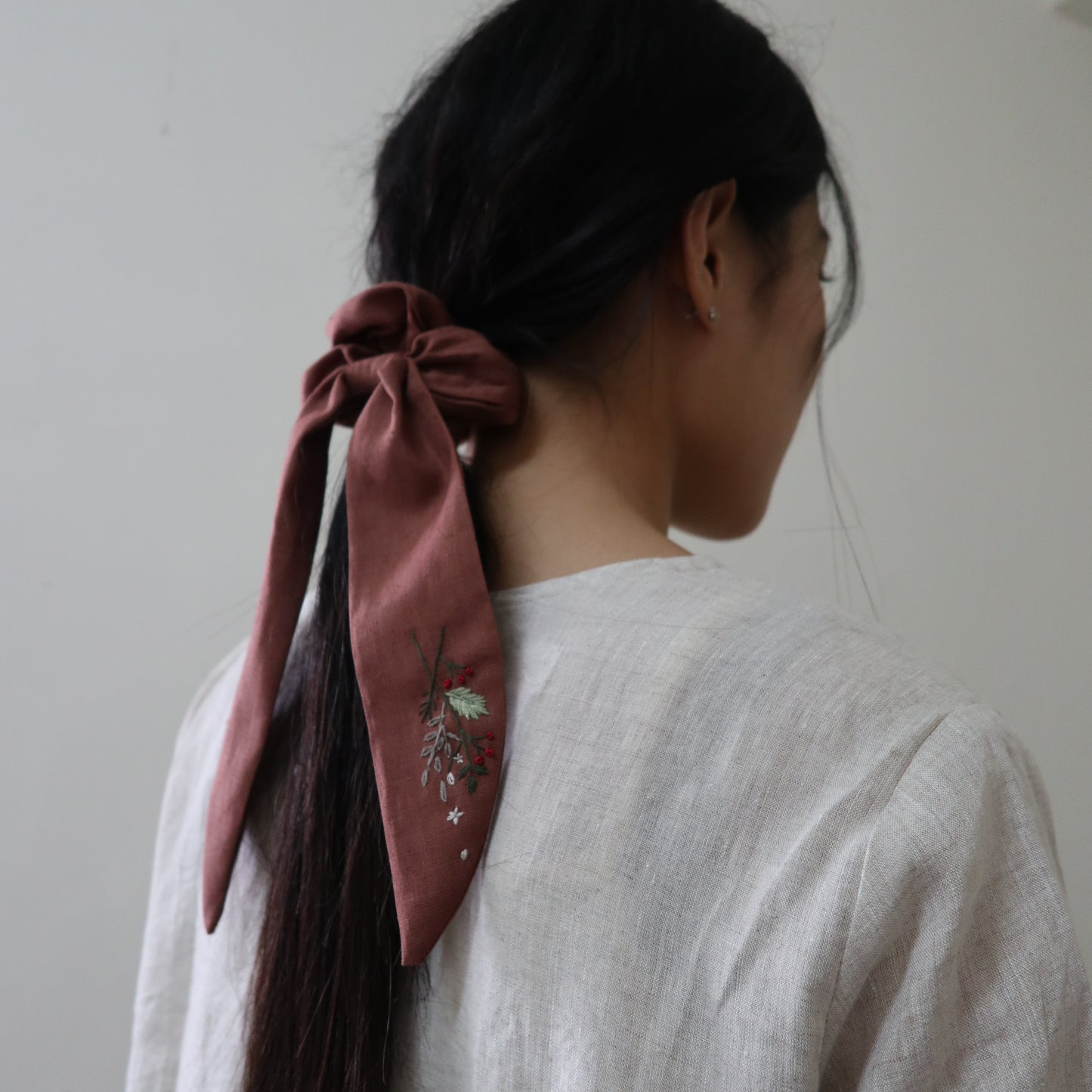 一束小菊手刺繡長尾髮圈/鬆緊髮圈