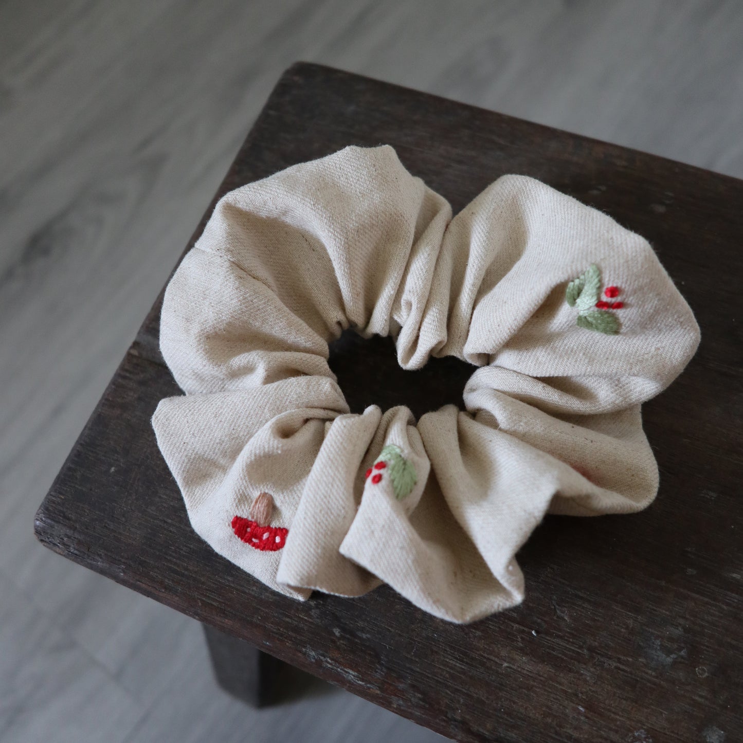 小花手刺繡髮圈|香菇|鬆緊髮圈Scrunchies|米灰色
