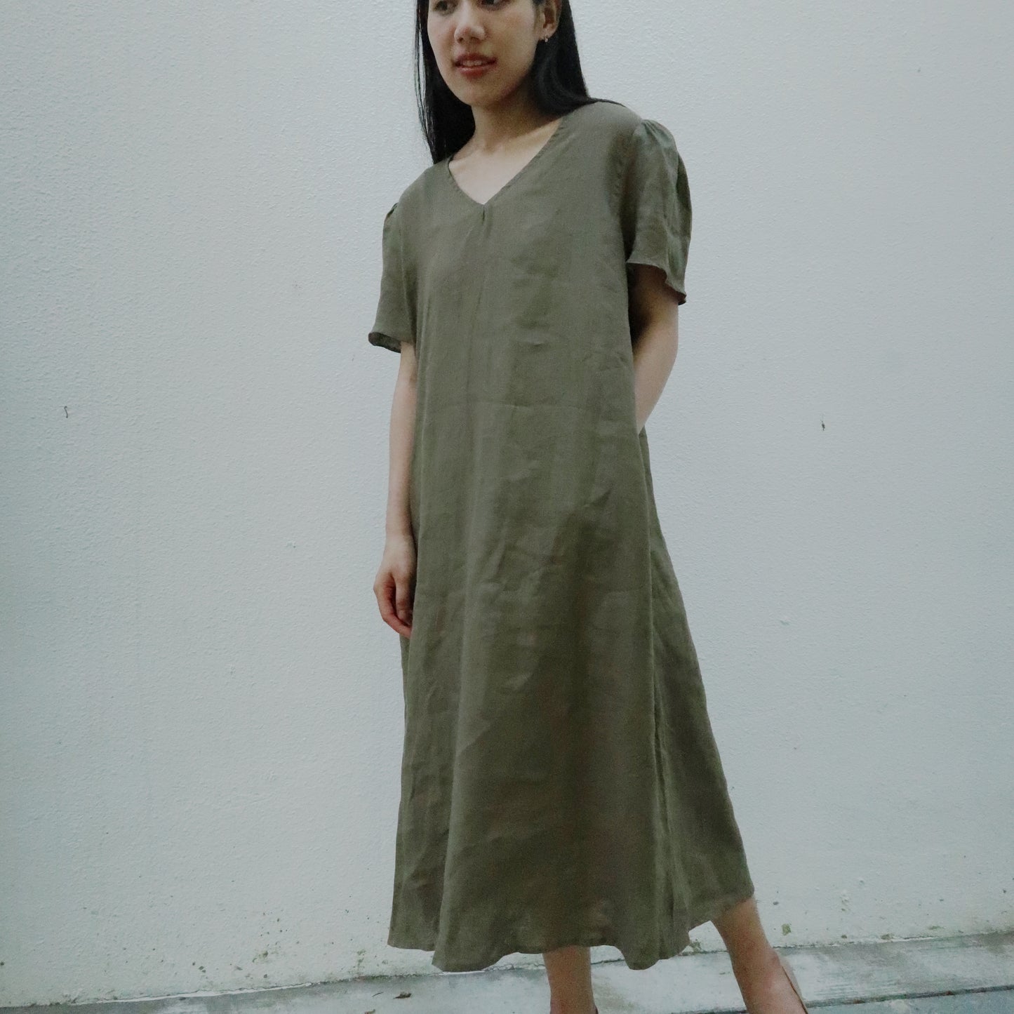 V領綁帶短袖亞麻洋裝| 苔綠色