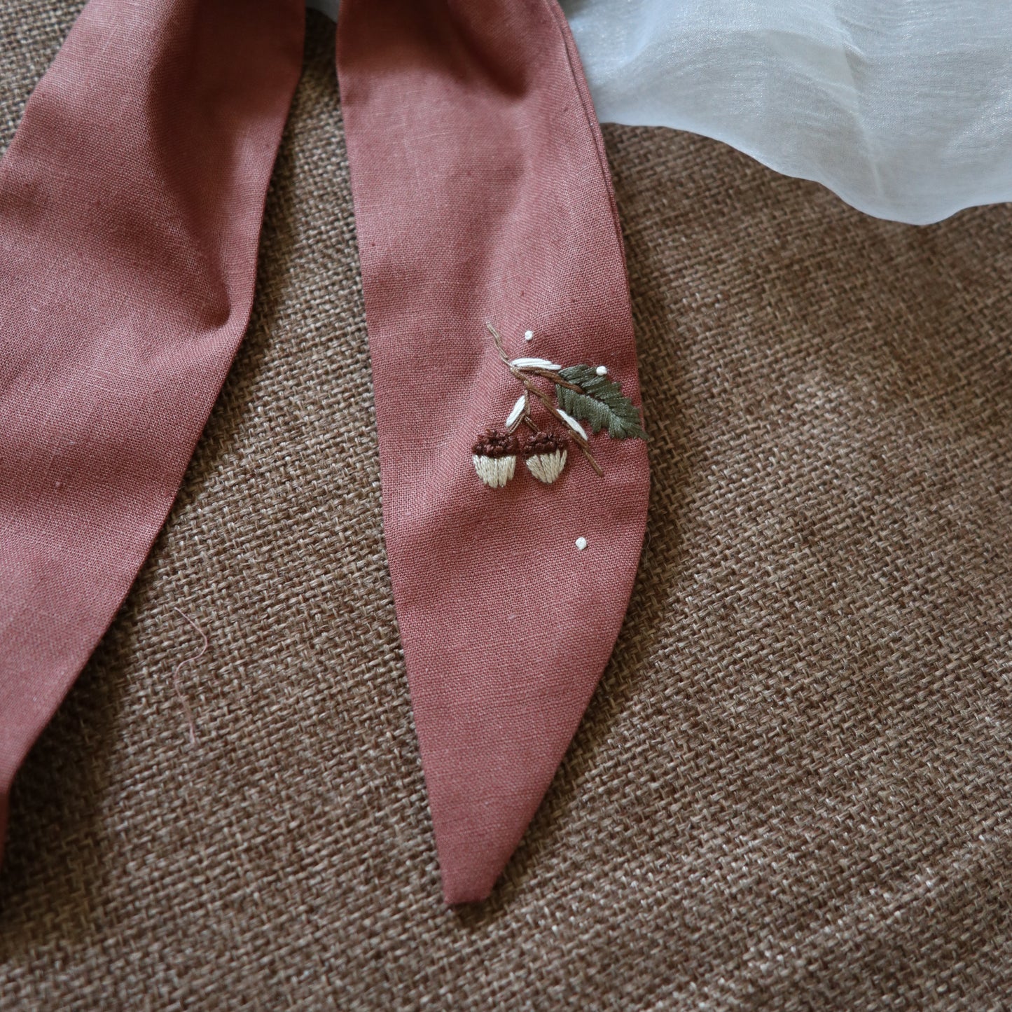 一枝橡果手刺繡長尾髮圈/鬆緊髮圈