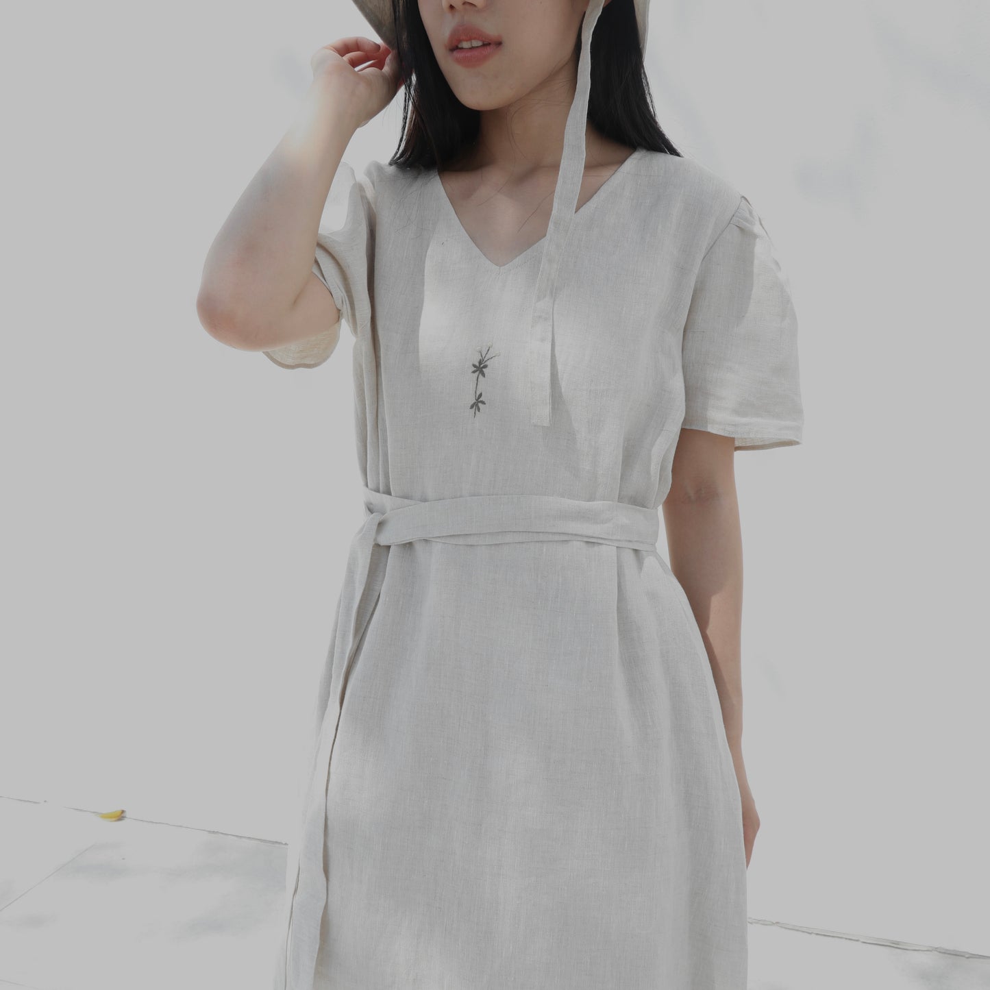 V領綁帶短袖亞麻洋裝| 亞麻原色
