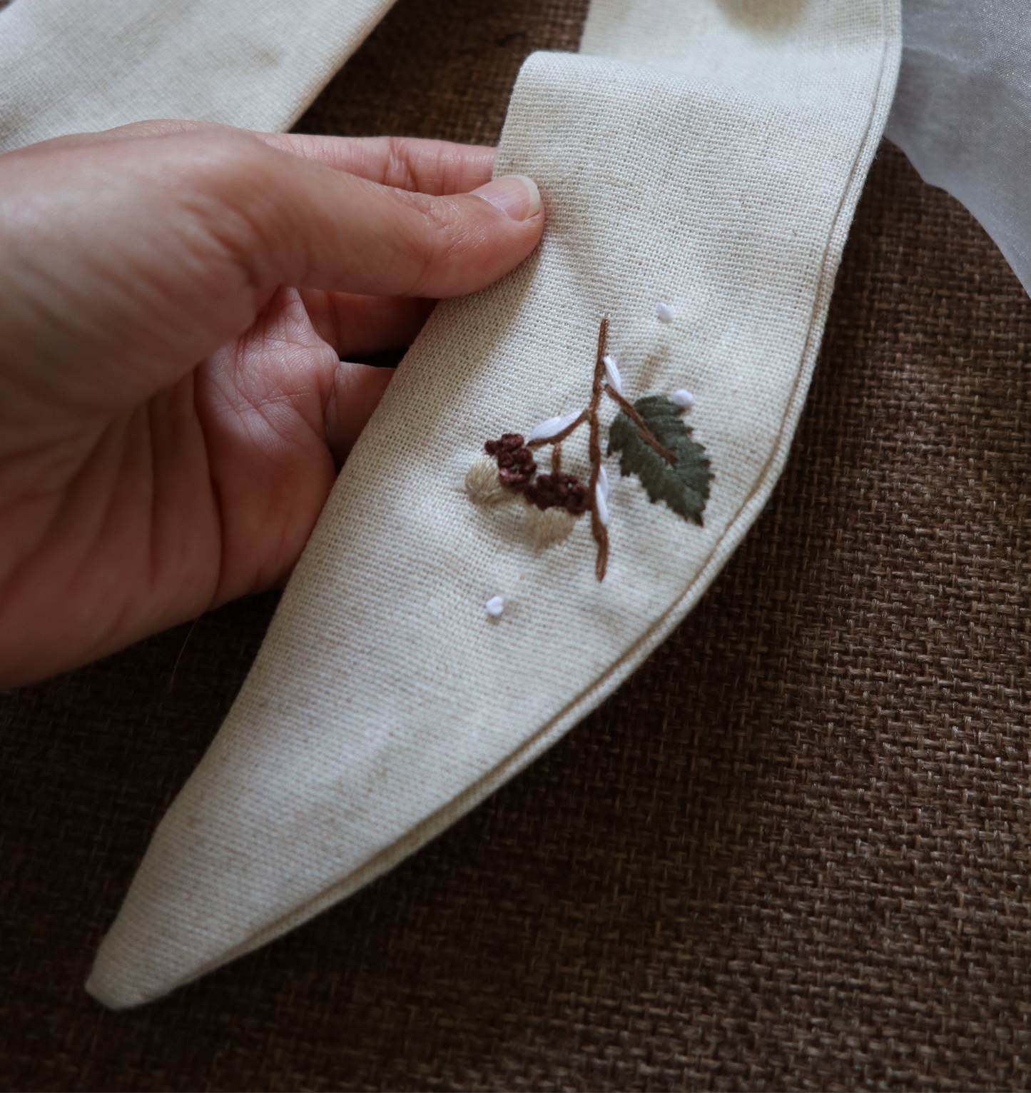 一枝橡果手刺繡長尾髮圈/鬆緊髮圈
