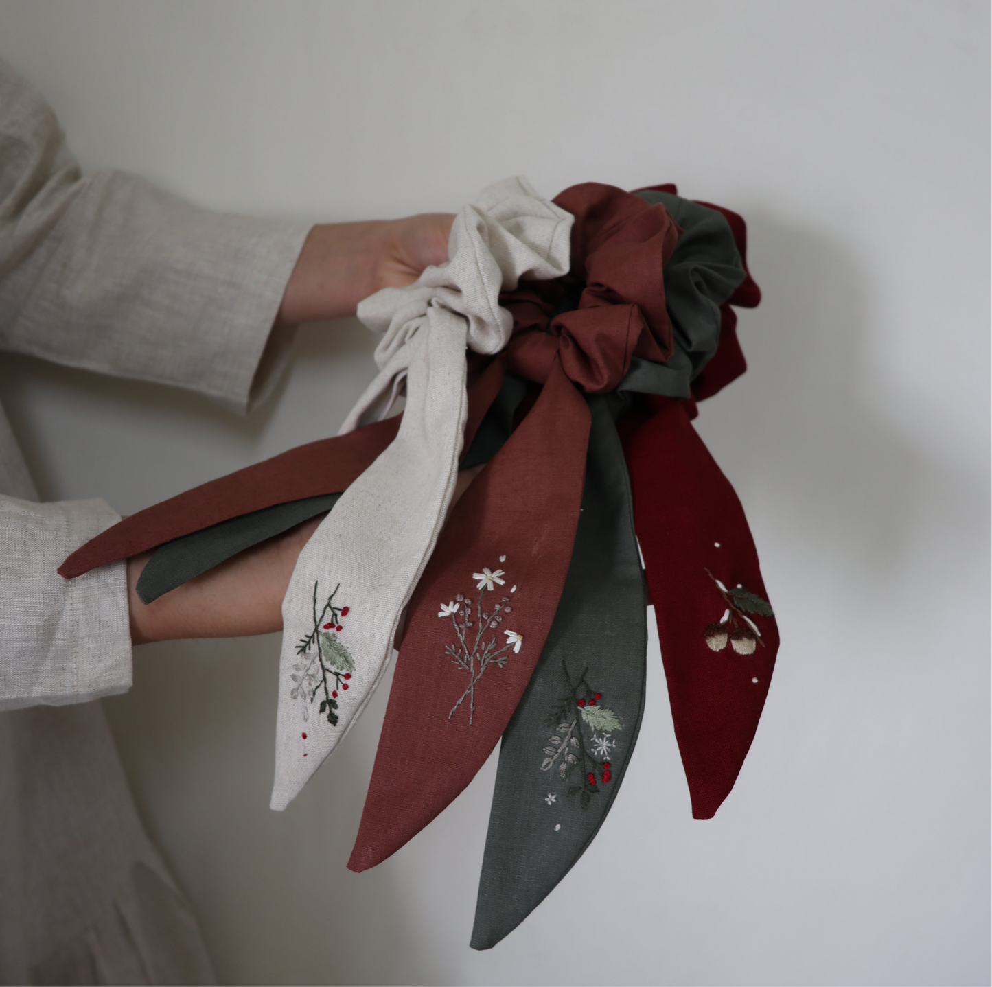 一束小菊手刺繡長尾髮圈/鬆緊髮圈