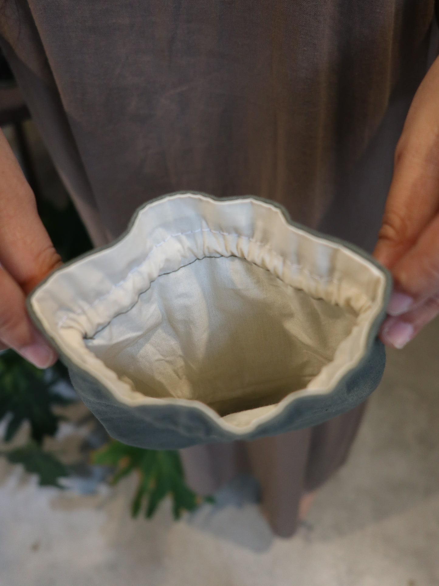 小菊花手刺繡束口袋/收納袋
