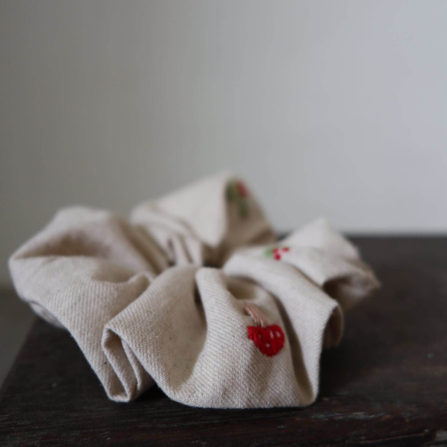 小花手刺繡髮圈|香菇|鬆緊髮圈Scrunchies|米灰色