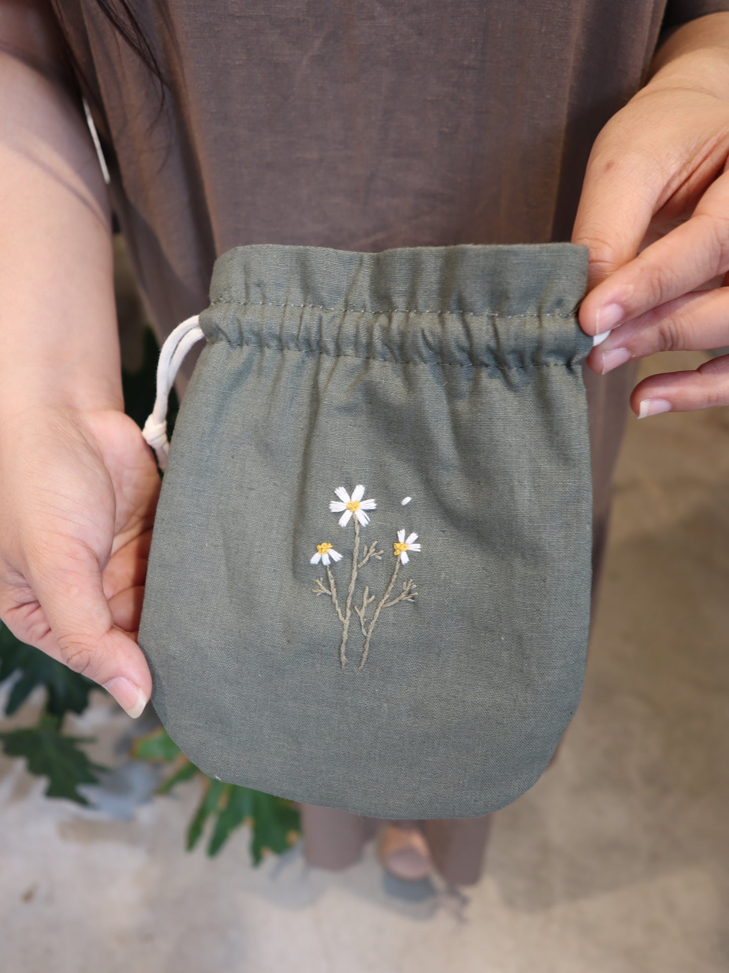 小菊花手刺繡束口袋/收納袋