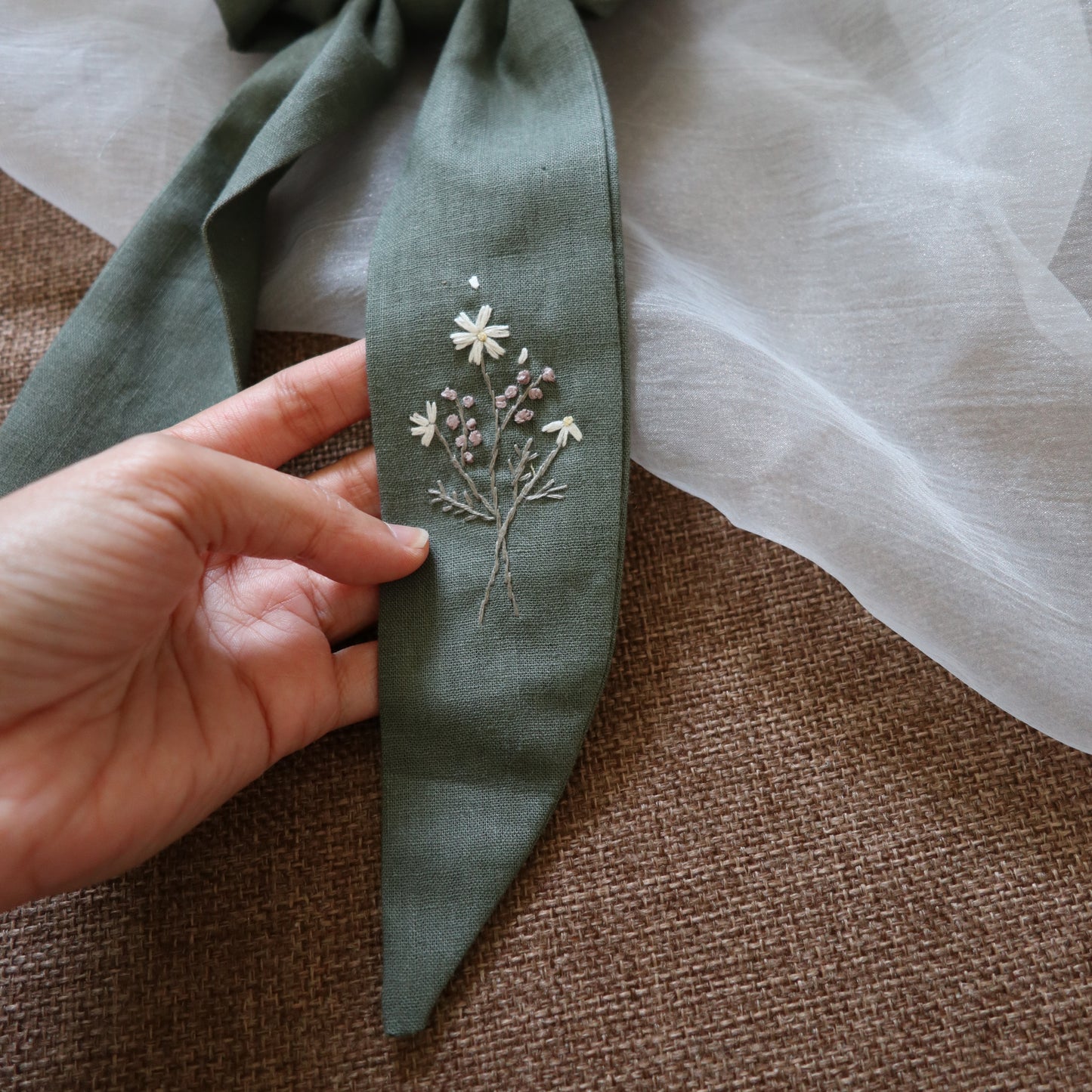 一束小菊手刺繡長尾髮圈/鬆緊髮圈