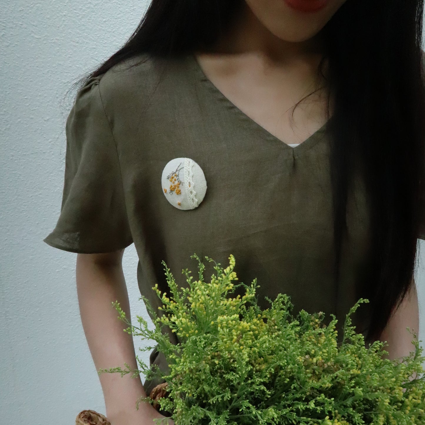 Mimosa手刺繡圓形別針