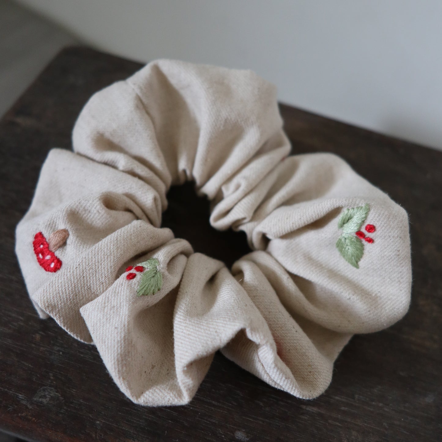 小花手刺繡髮圈|香菇|鬆緊髮圈Scrunchies|米灰色