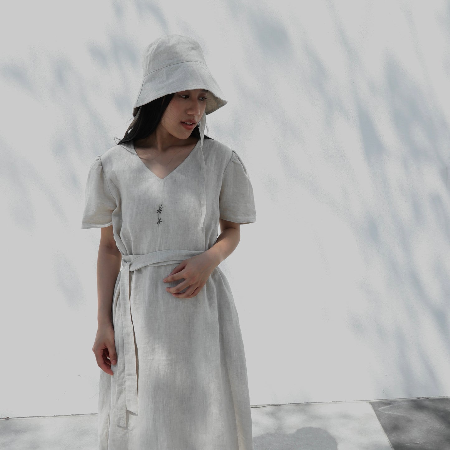 V領綁帶短袖亞麻洋裝| 亞麻原色