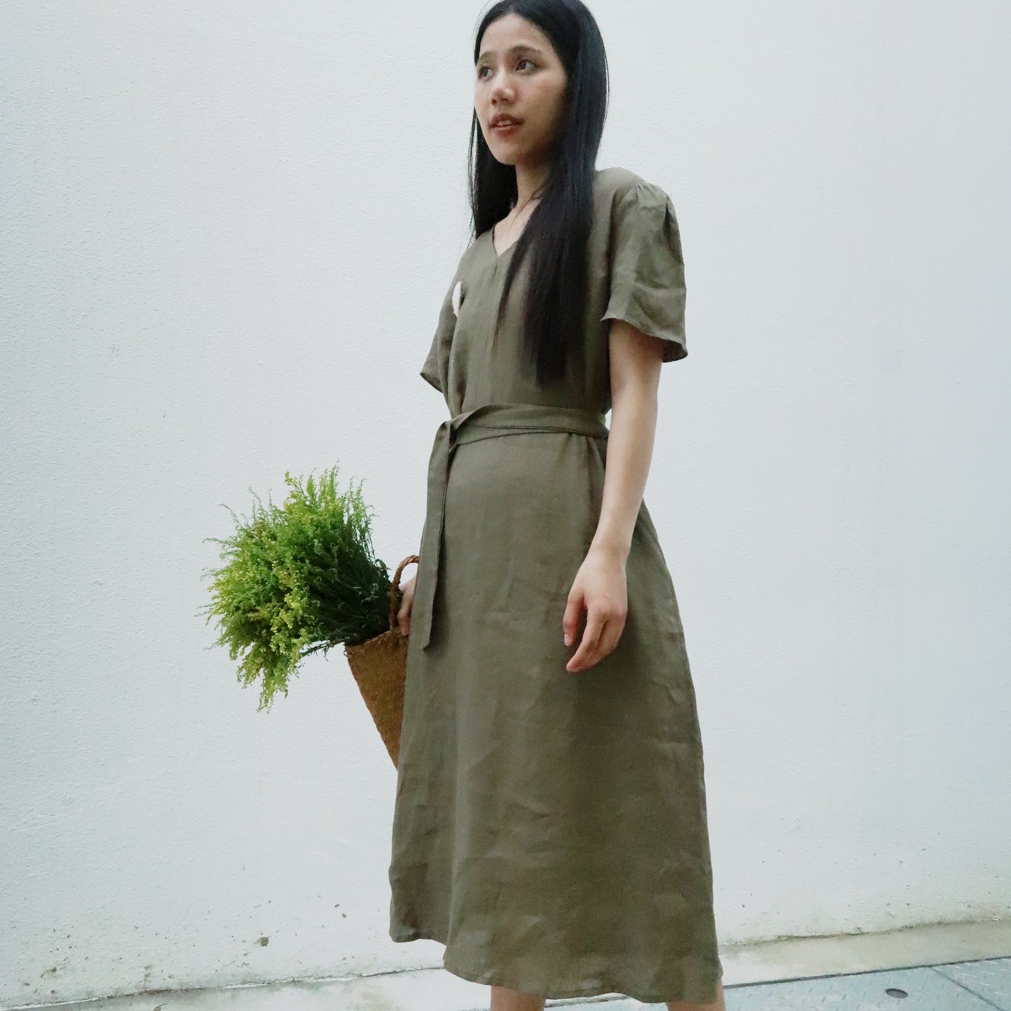 V領綁帶短袖亞麻洋裝| 苔綠色