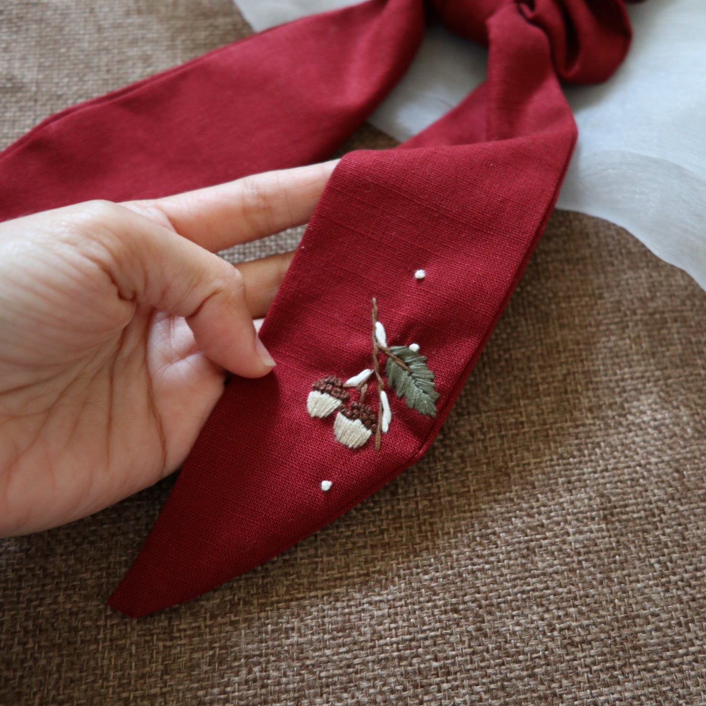 一枝橡果手刺繡長尾髮圈/鬆緊髮圈