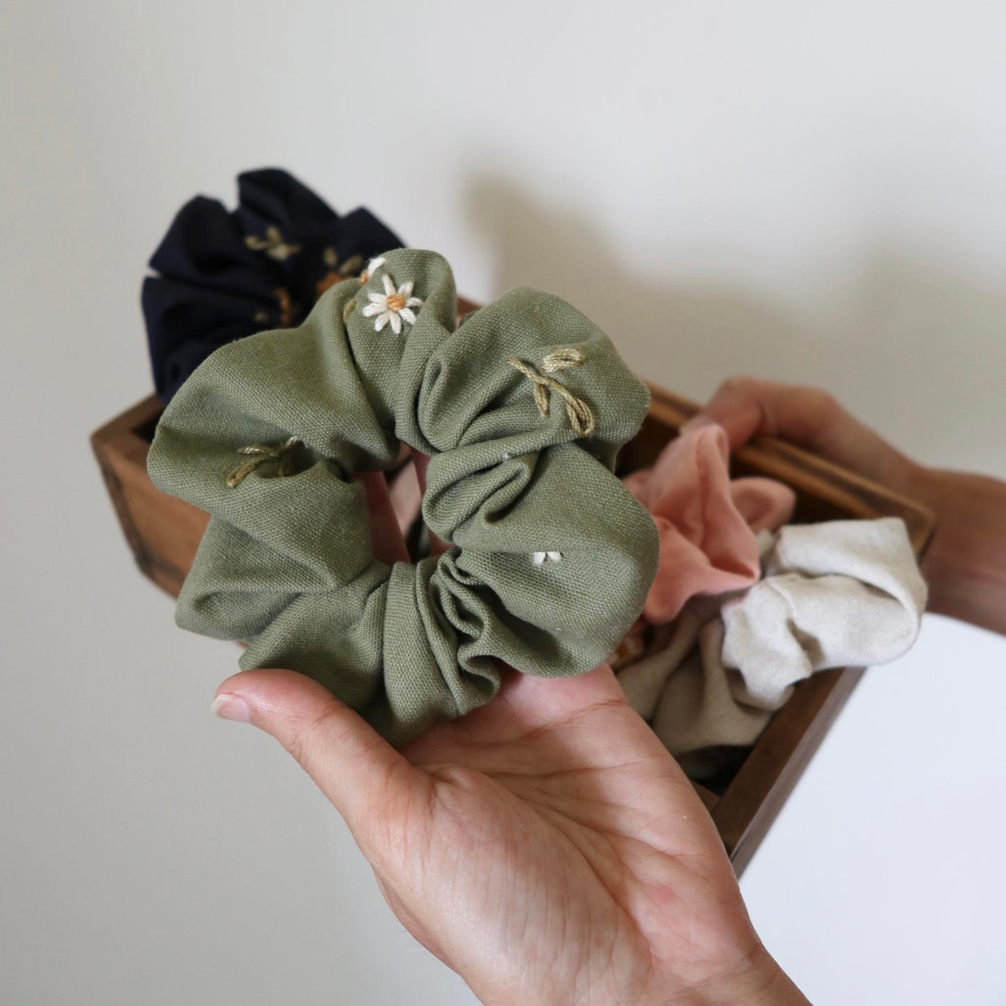 新品|小花手刺繡髮圈|鬆緊髮圈Scrunchies