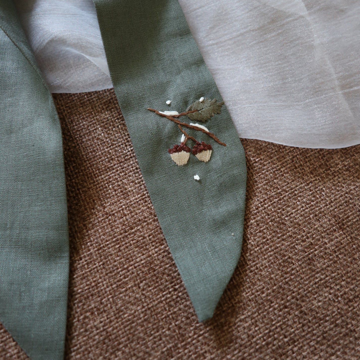 一枝橡果手刺繡長尾髮圈/鬆緊髮圈