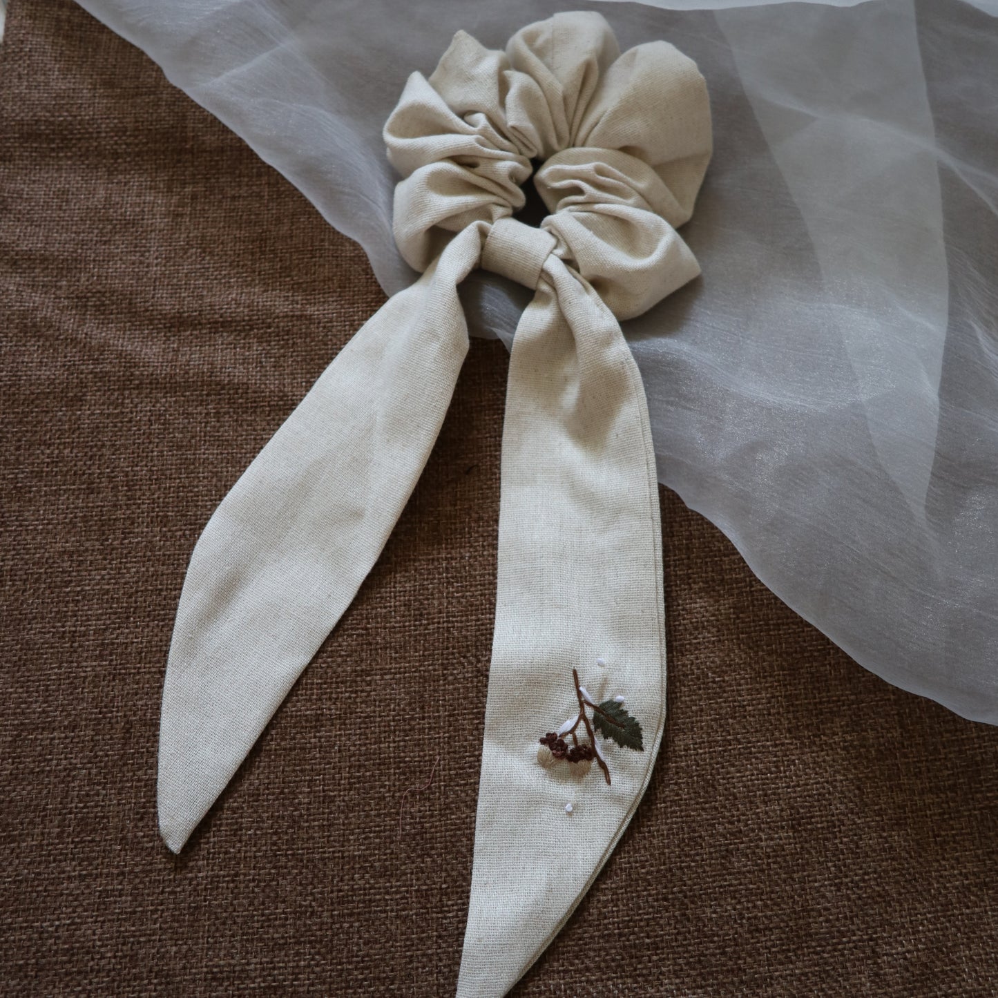 一枝橡果手刺繡長尾髮圈/鬆緊髮圈