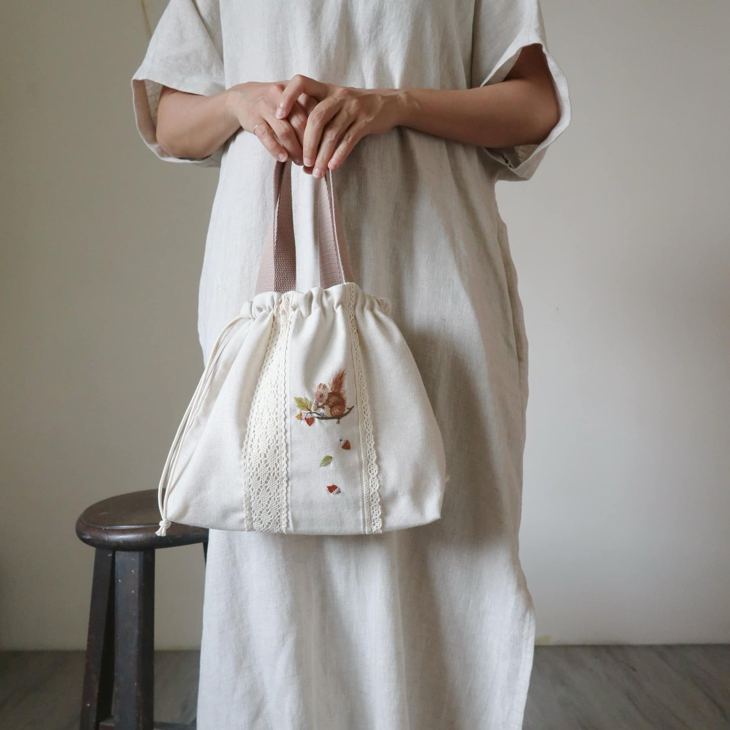 小松鼠手刺繡束口手提袋/米色 Drawstring Handbag