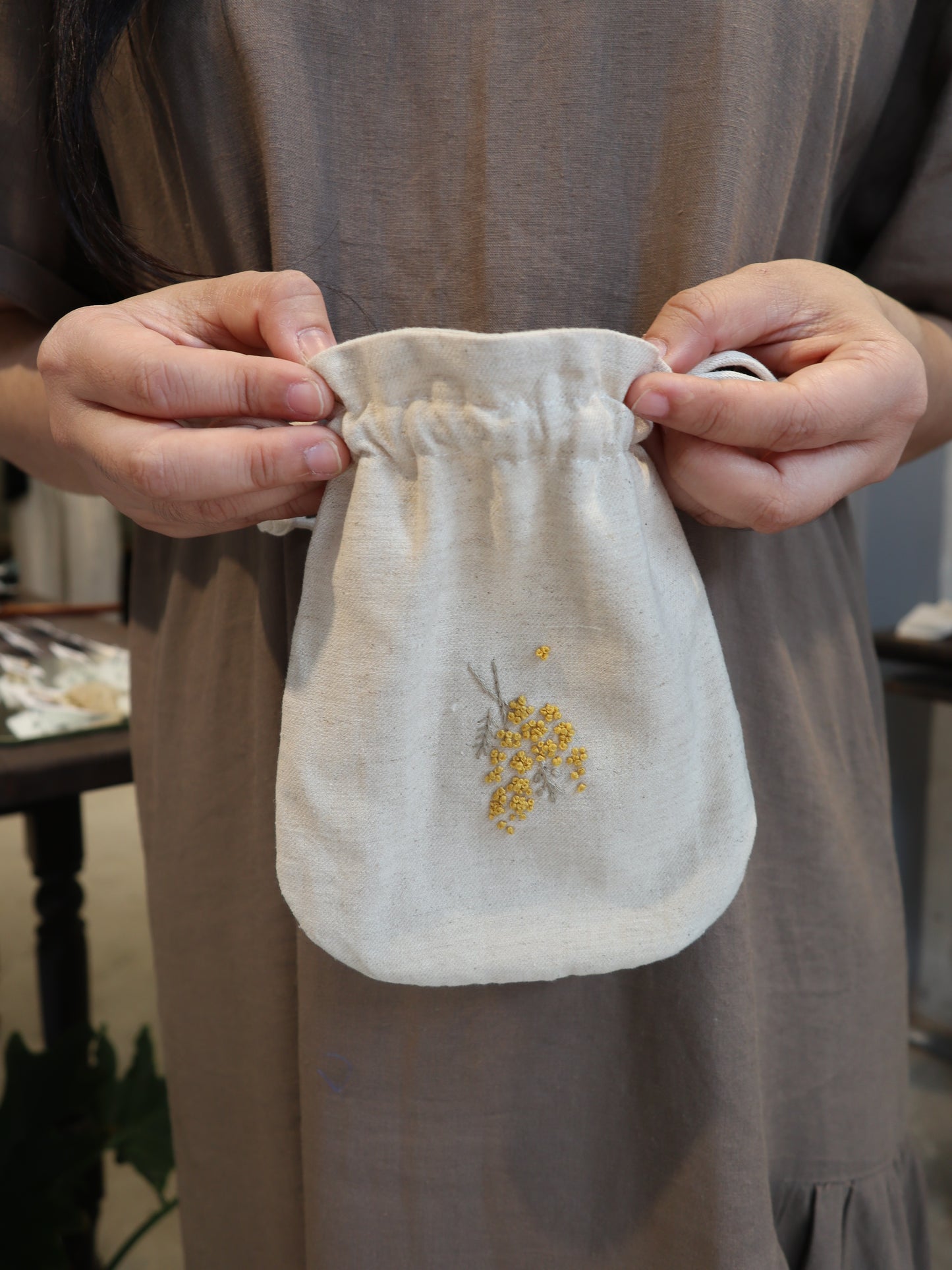 Mimosa金合歡手刺繡束口袋/收納袋