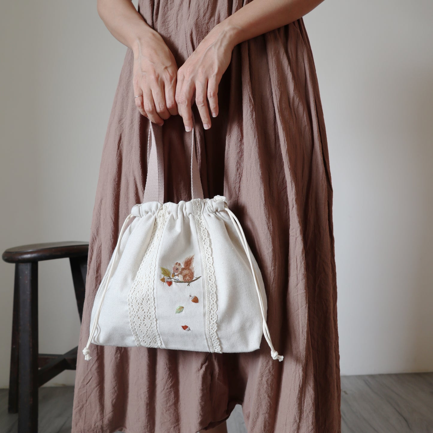 小松鼠手刺繡束口手提袋/米色 Drawstring Handbag