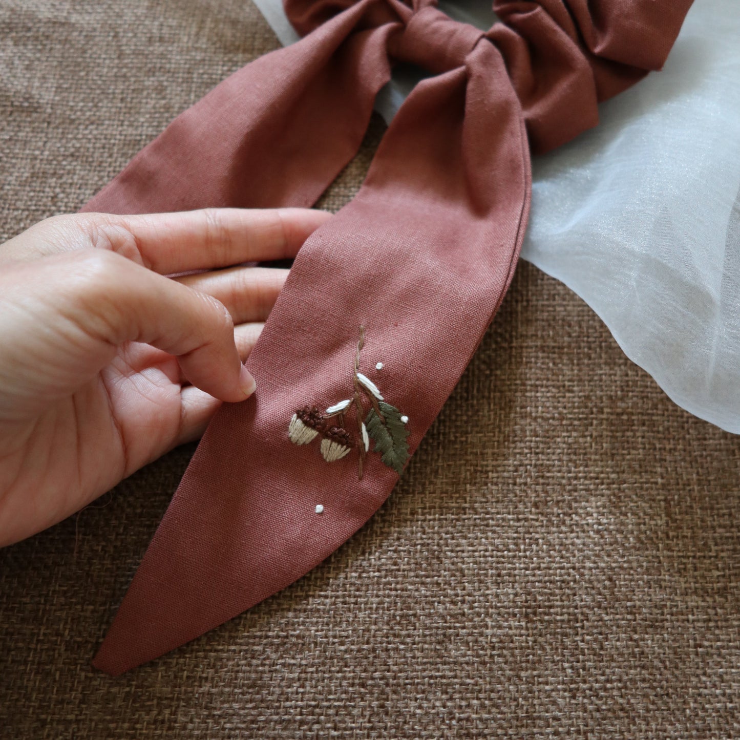 一枝橡果手刺繡長尾髮圈/鬆緊髮圈