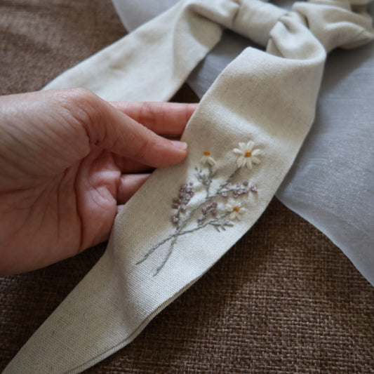 一束小菊手刺繡長尾髮圈/鬆緊髮圈