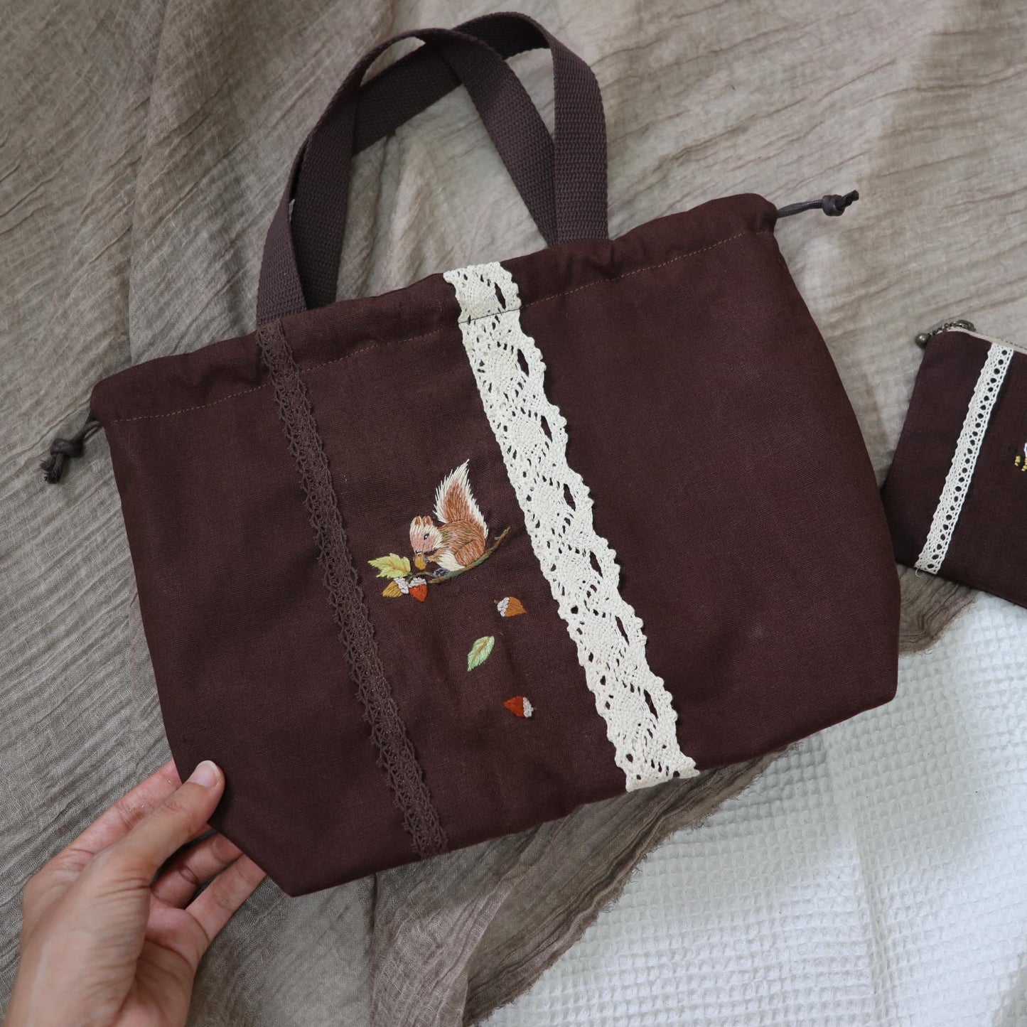 小松鼠手刺繡束口手提袋/咖啡色 Drawstring Handbag