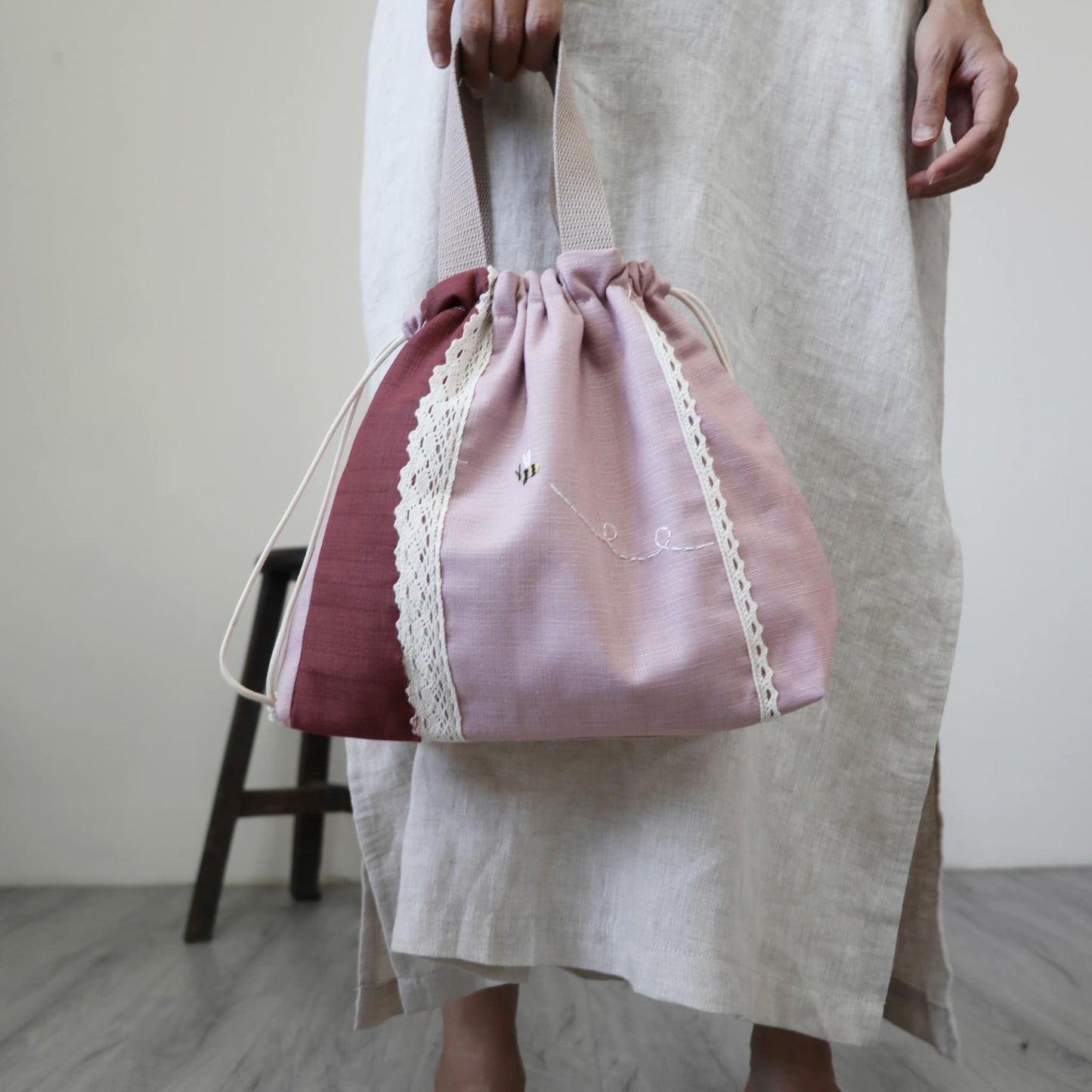 小蜜蜂手刺繡束口手提袋/粉色 Drawstring Handbag