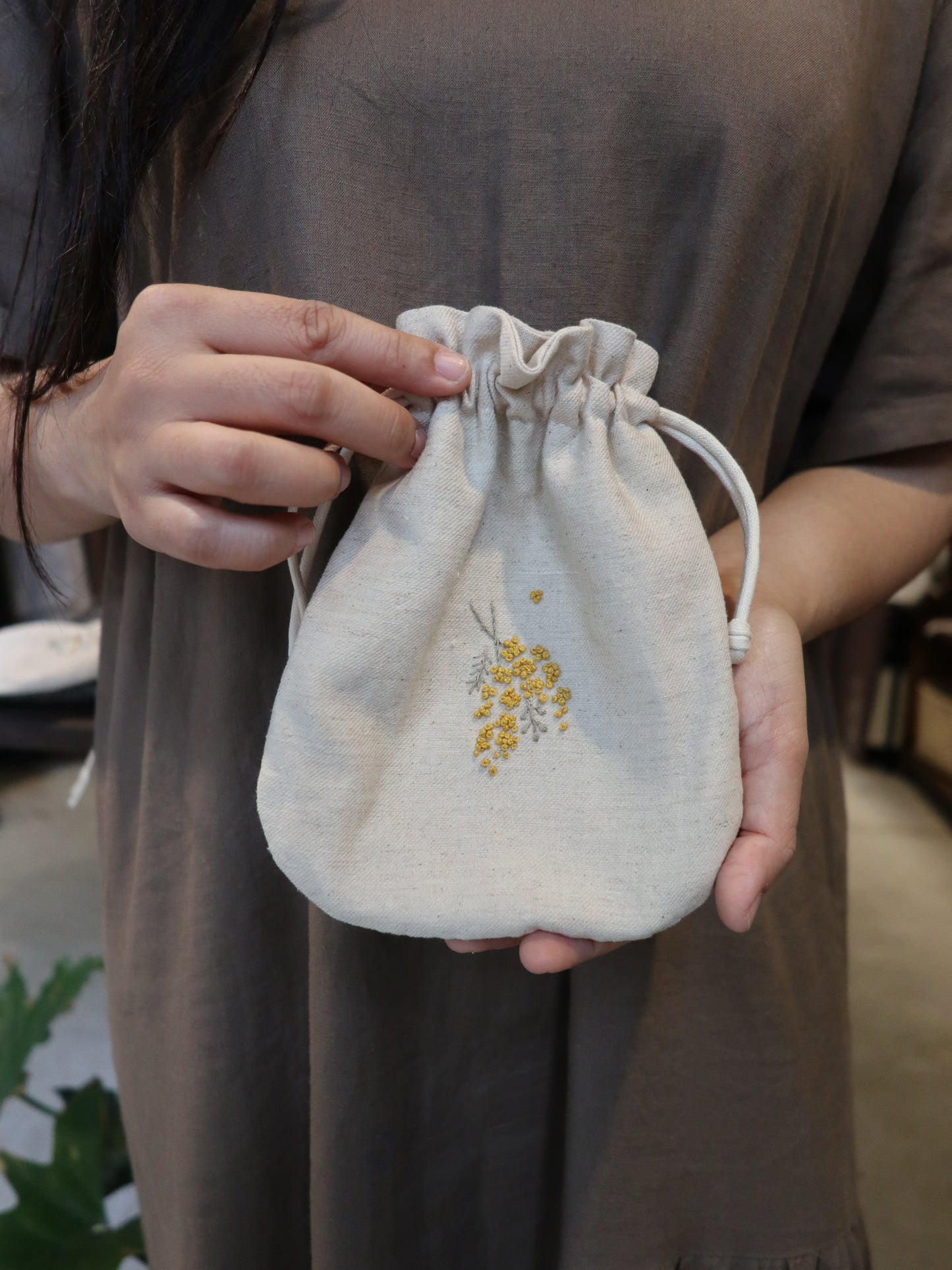 Mimosa金合歡手刺繡束口袋/收納袋