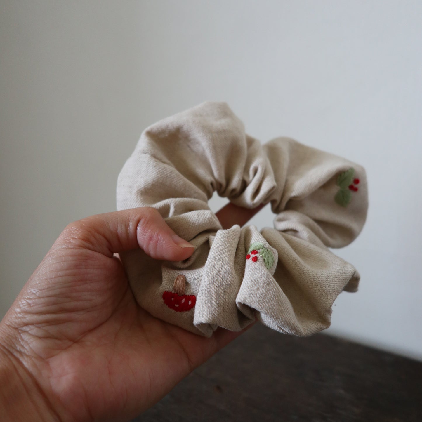 小花手刺繡髮圈|香菇|鬆緊髮圈Scrunchies|米灰色
