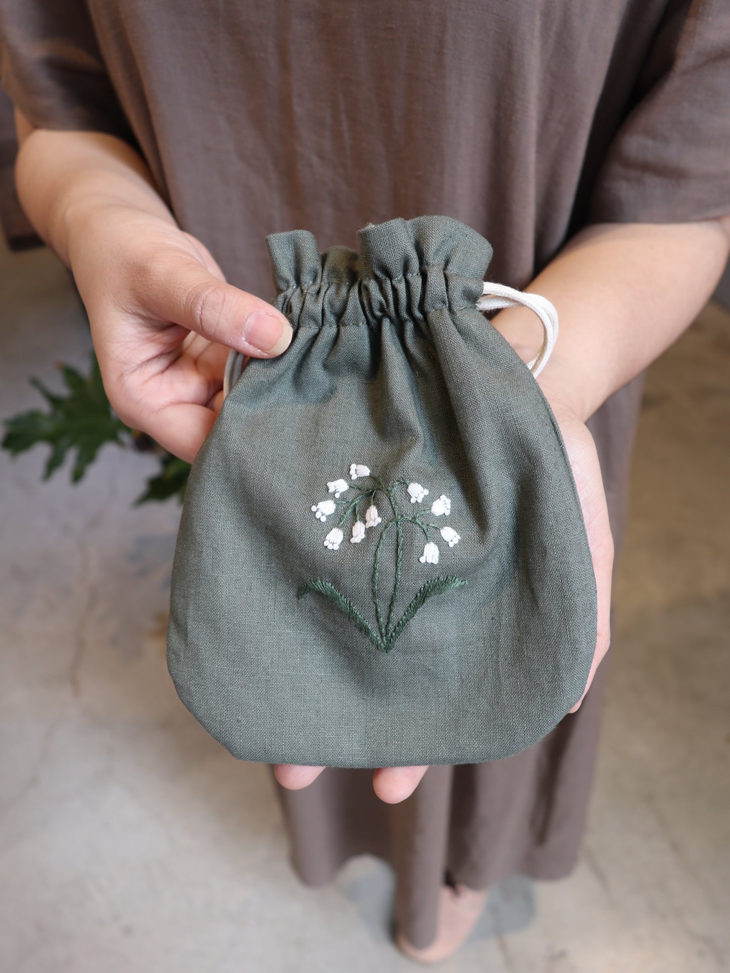 鈴蘭手刺繡束口袋/收納袋