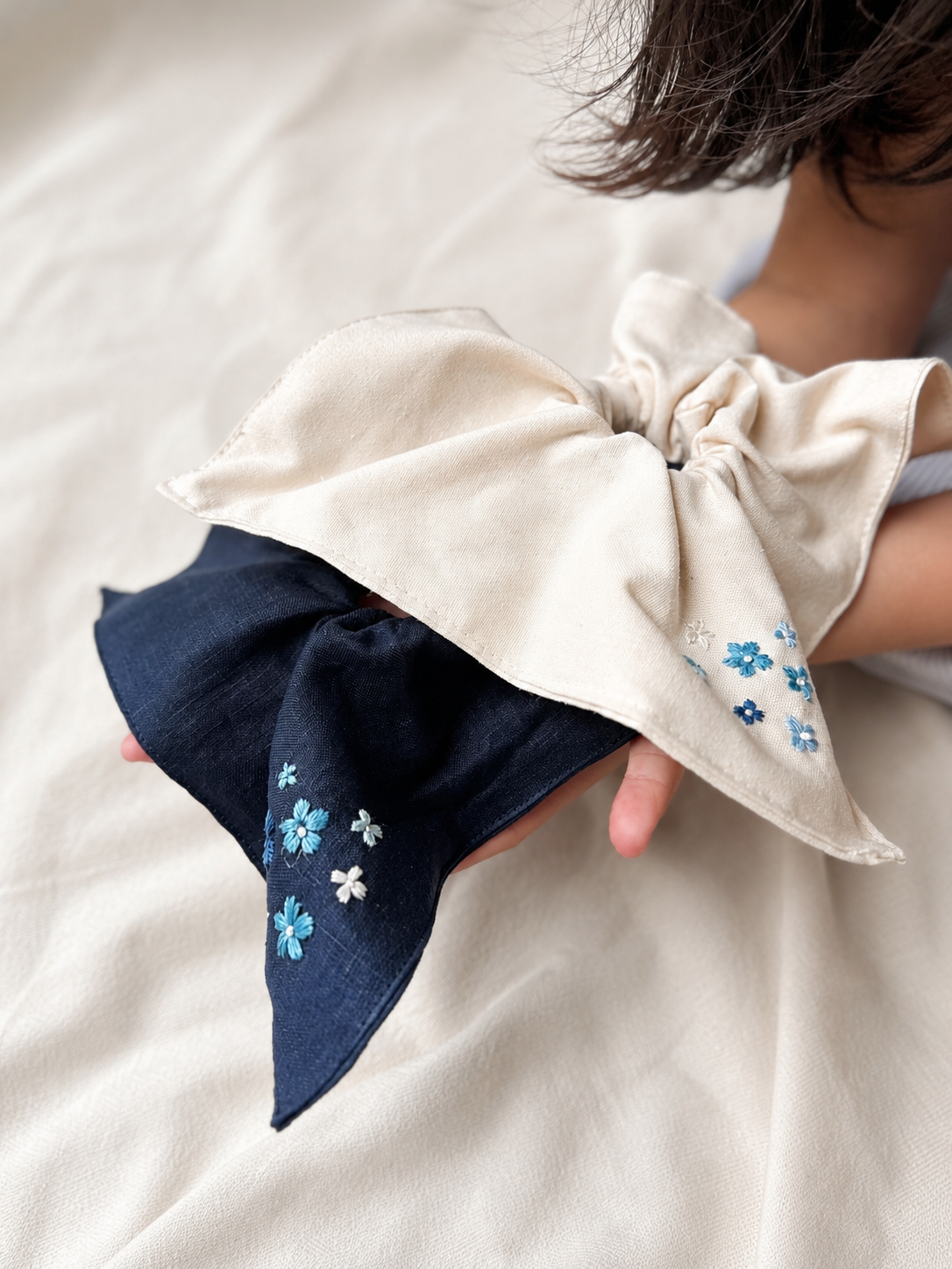 藍花手刺繡髮圈| Blue FLowers Square Scrunchies