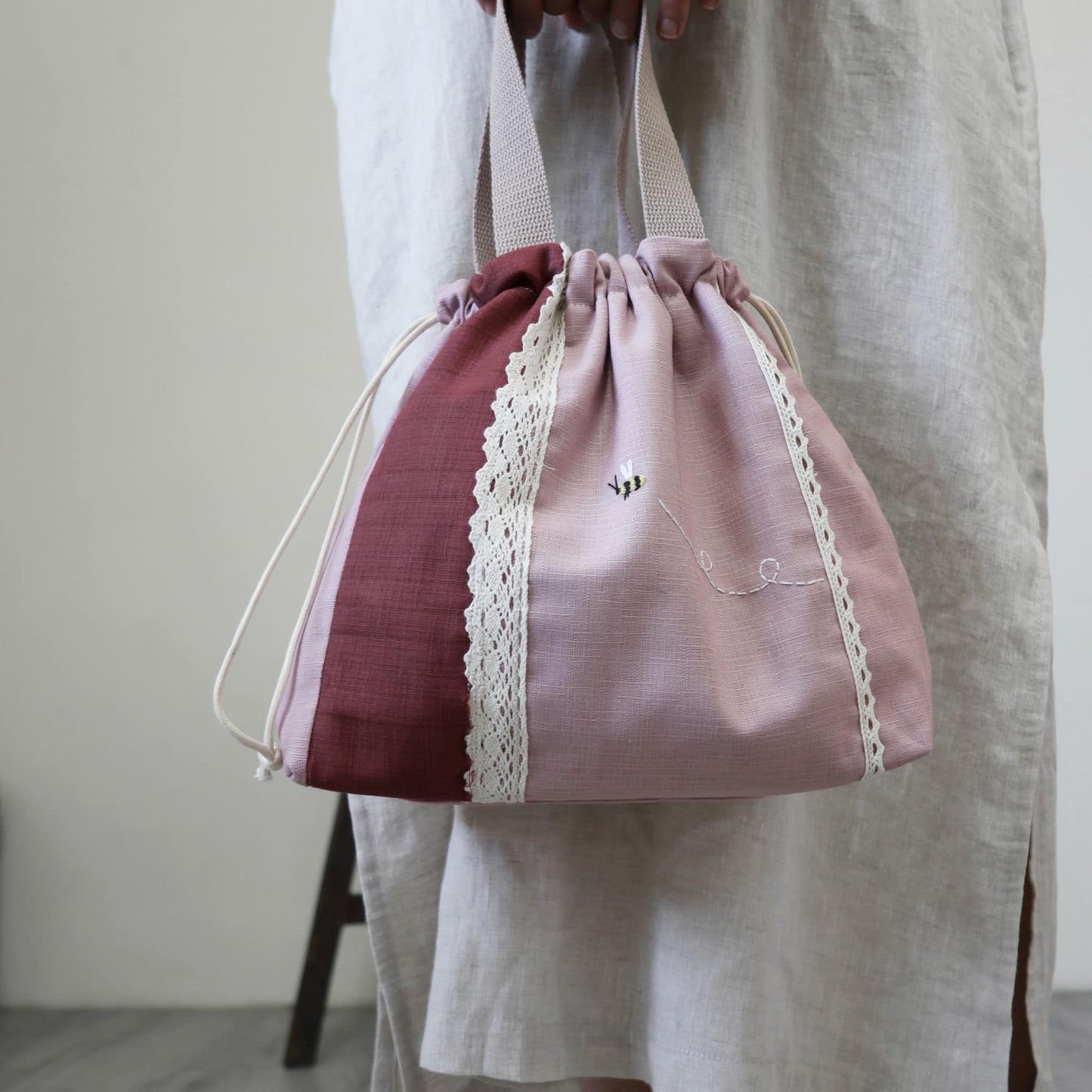 小蜜蜂手刺繡束口手提袋/粉色 Drawstring Handbag