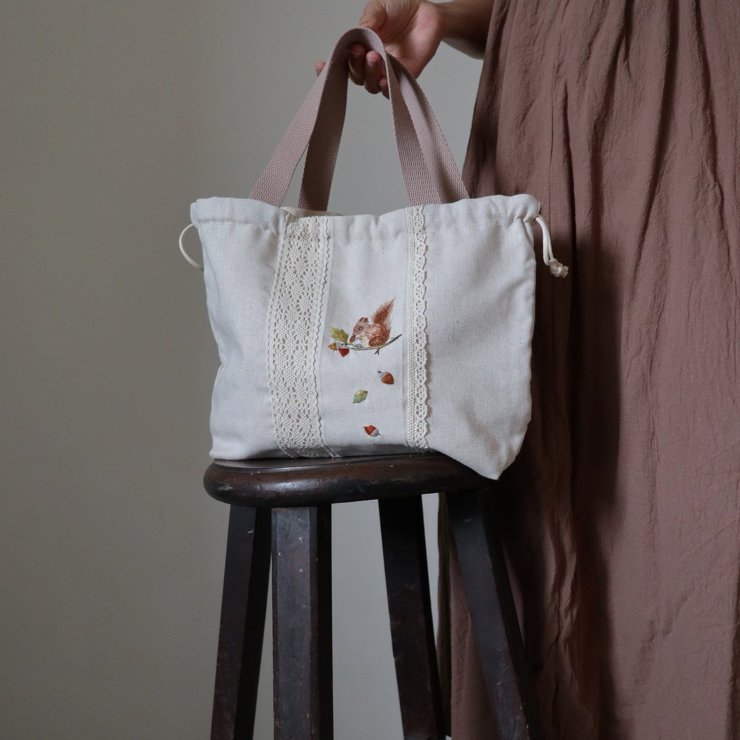 小松鼠手刺繡束口手提袋/米色 Drawstring Handbag