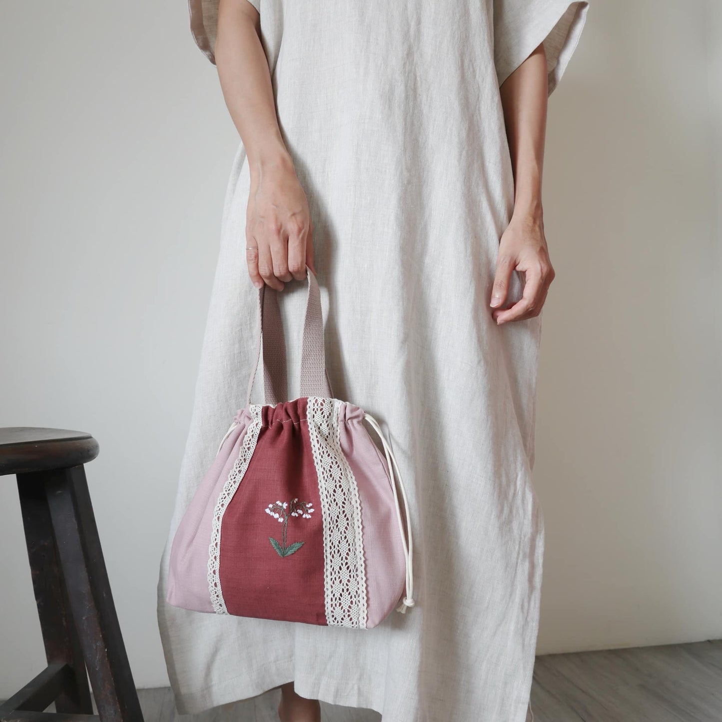 小蜜蜂手刺繡束口手提袋/粉色 Drawstring Handbag