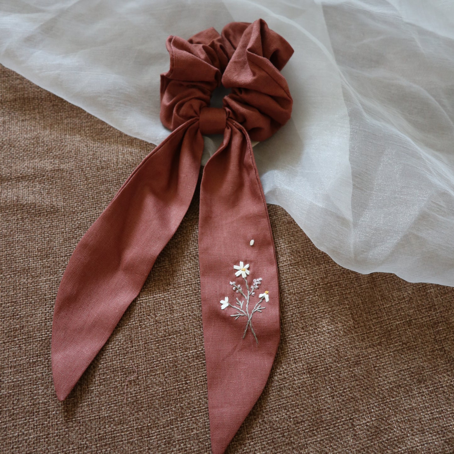 一束小菊手刺繡長尾髮圈/鬆緊髮圈