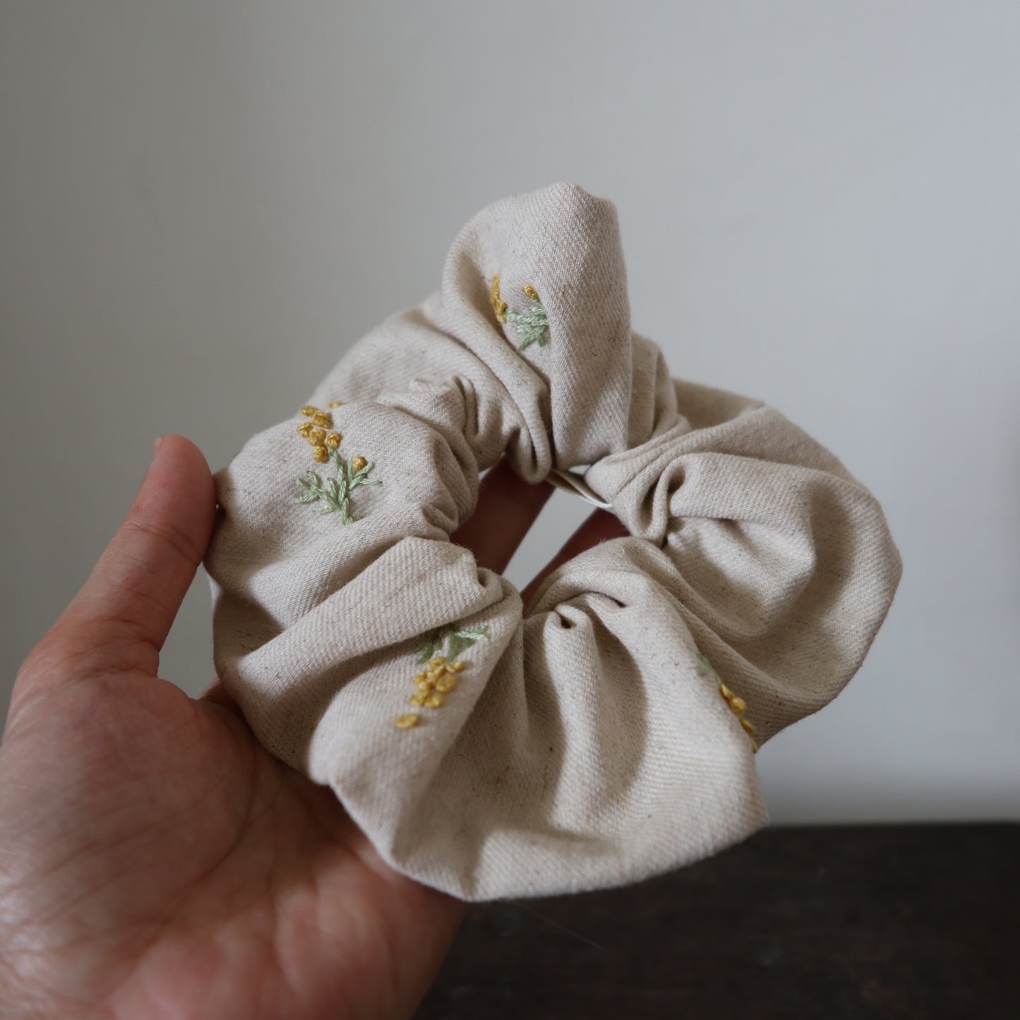 小花手刺繡髮圈|Mimosa|鬆緊髮圈Scrunchies|米灰色