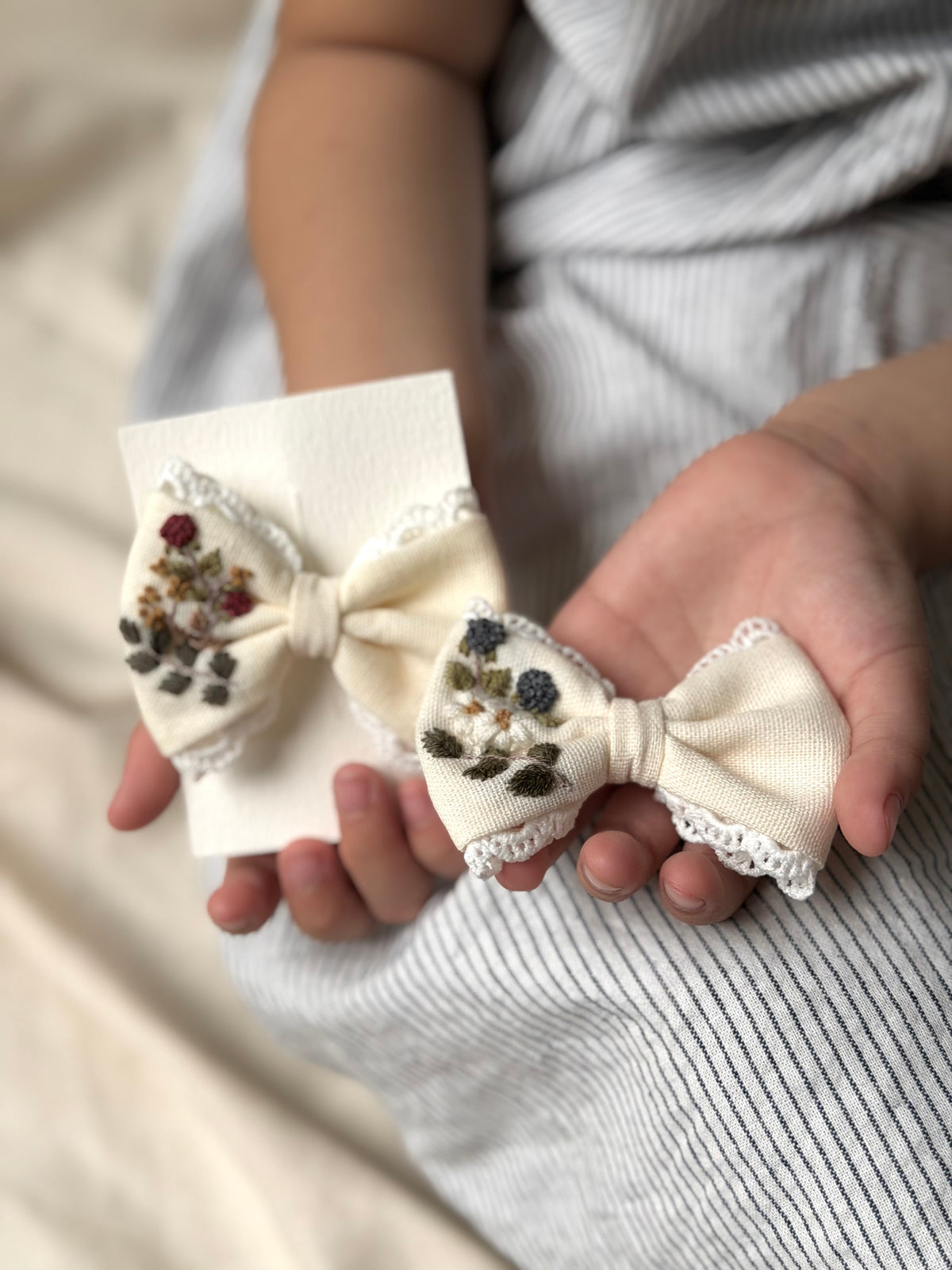 青花刺繡蝴蝶結髮夾 Little Blue Flower Embroidered Bow Clip