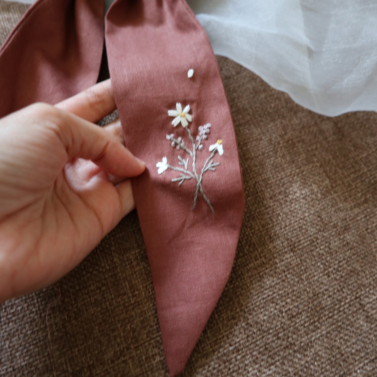 一束小菊手刺繡長尾髮圈/鬆緊髮圈