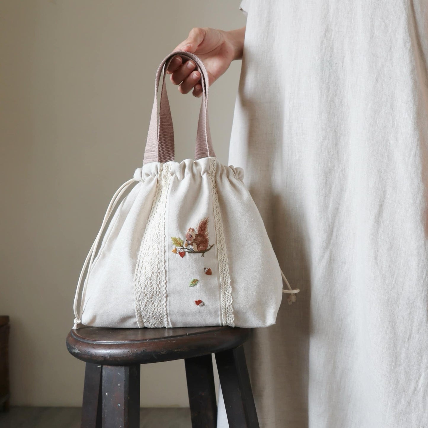 小松鼠手刺繡束口手提袋/米色 Drawstring Handbag