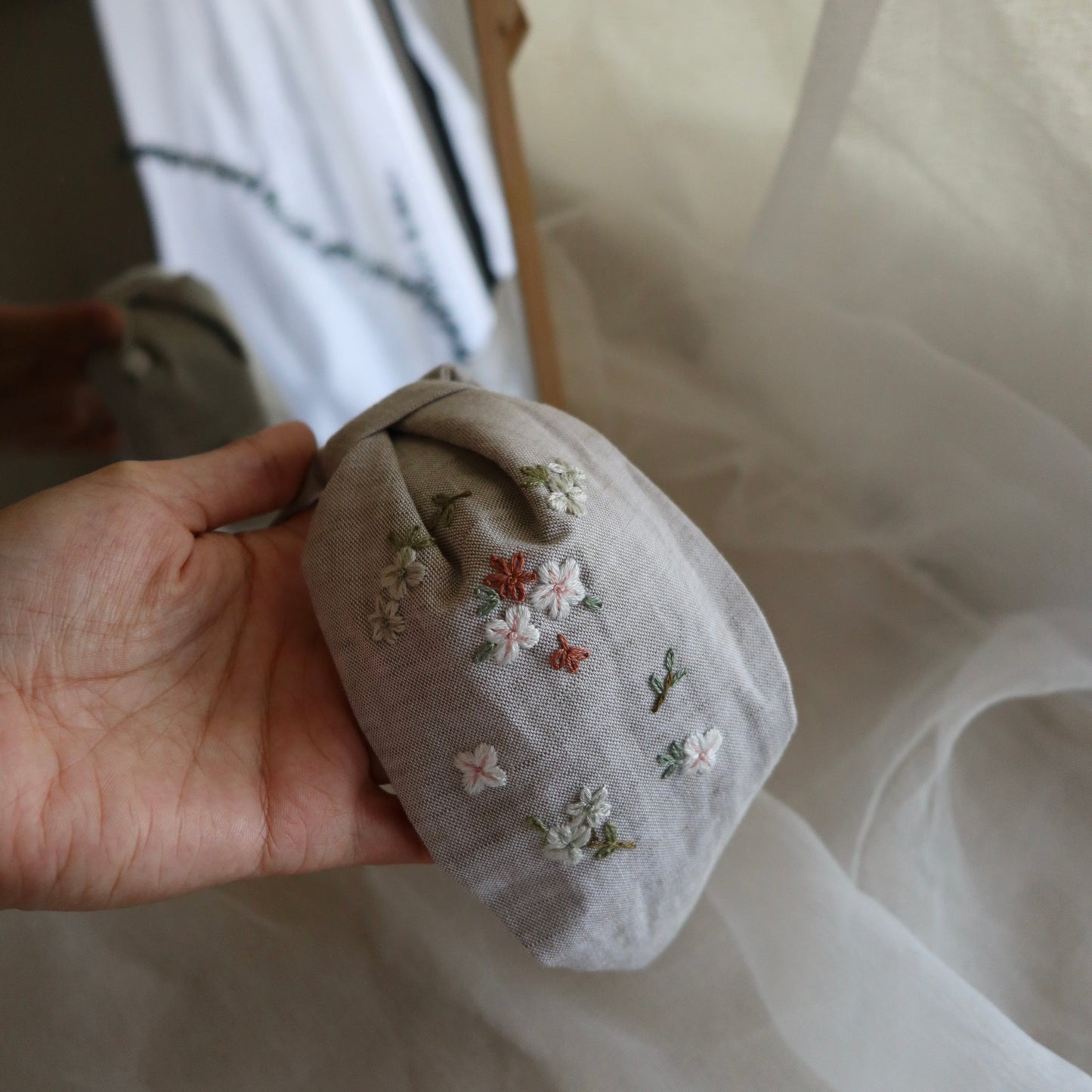 小花飛手刺繡髮箍｜兩邊刺繡不同