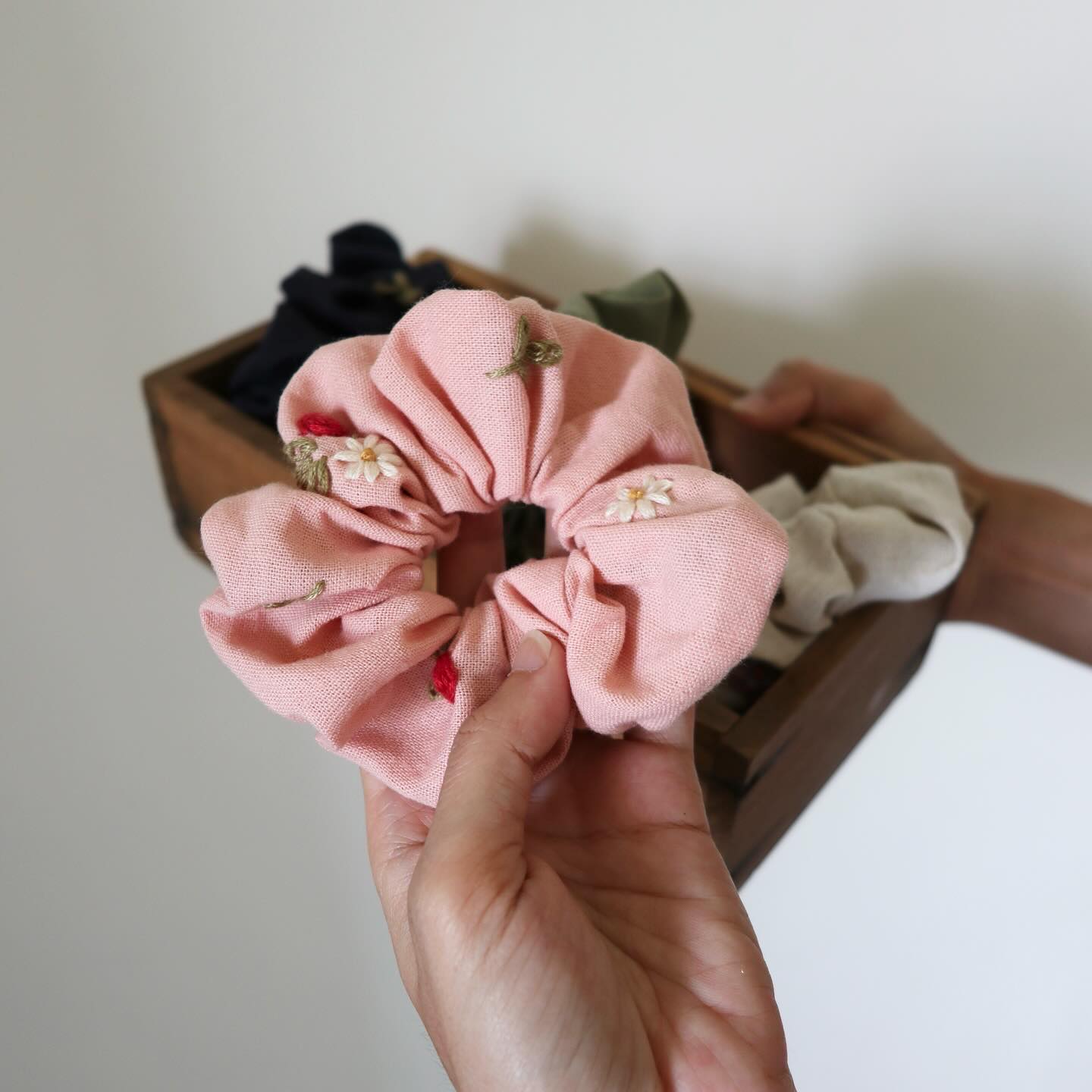 新品|小花手刺繡髮圈|鬆緊髮圈Scrunchies