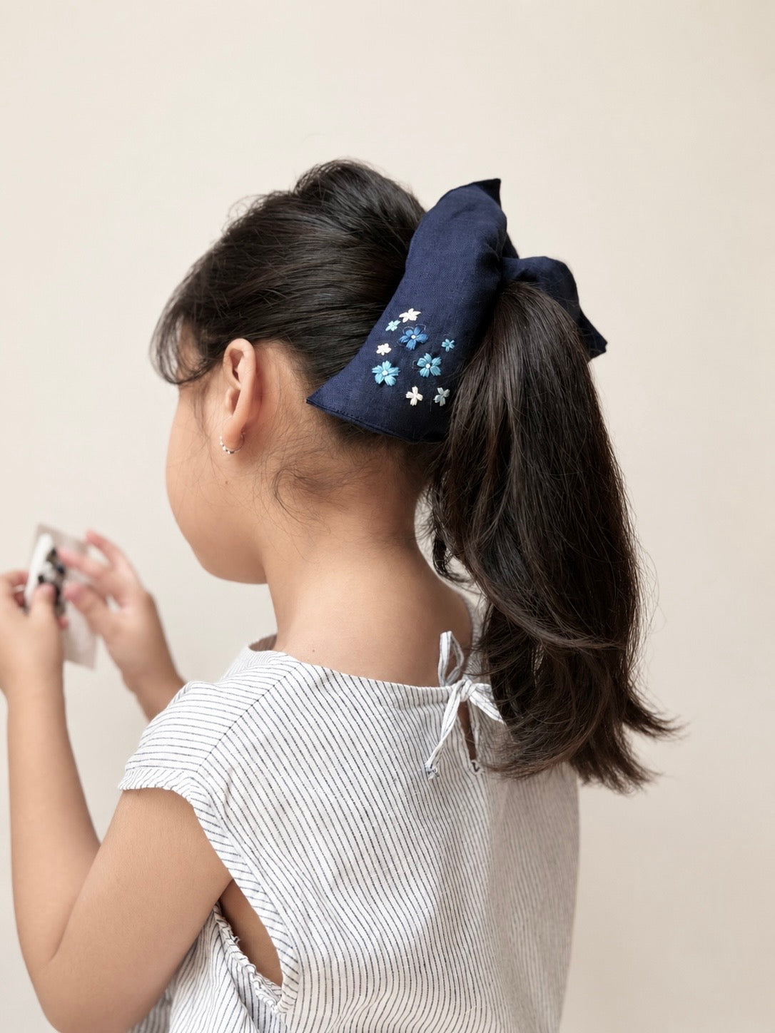 藍花手刺繡髮圈| Blue FLowers Square Scrunchies