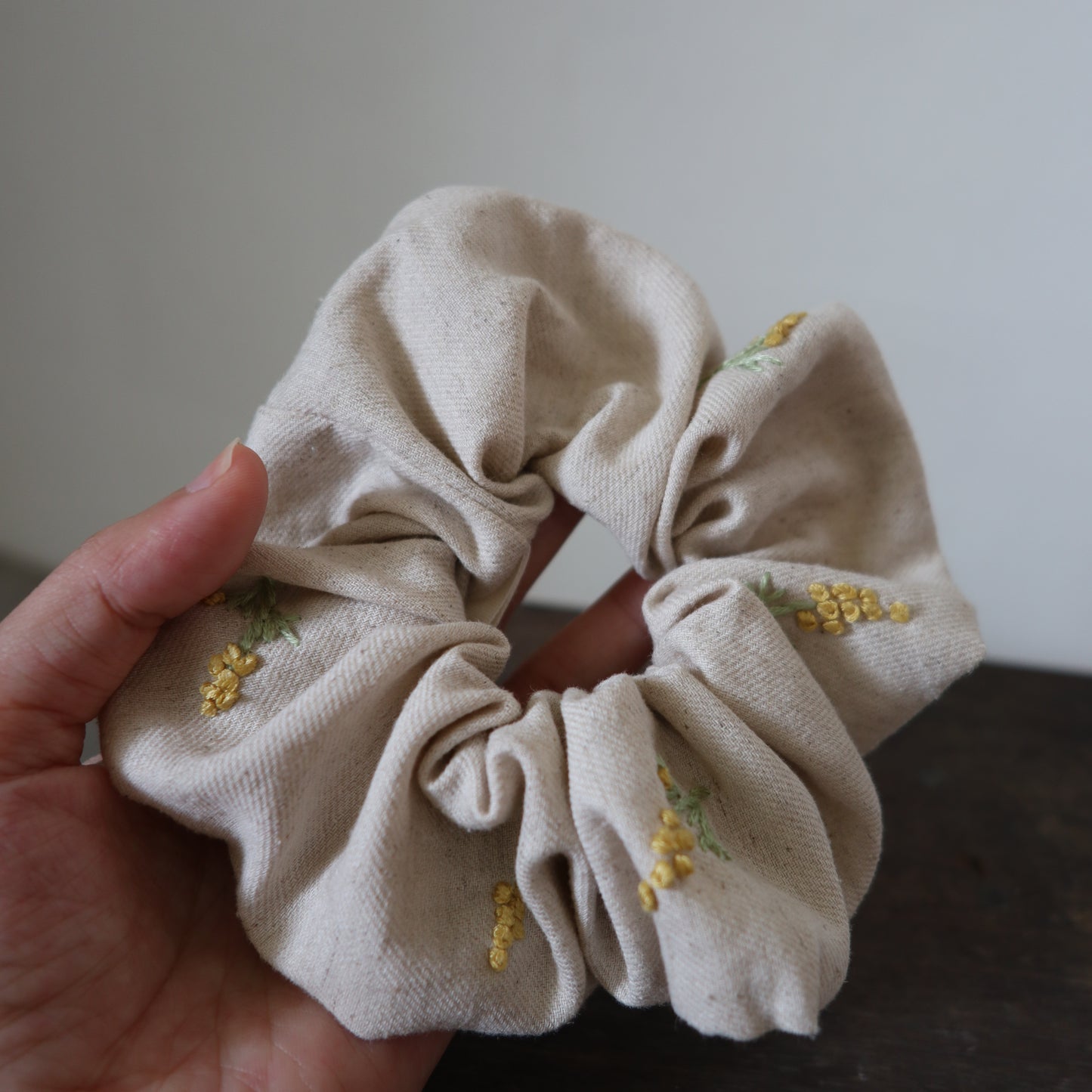 小花手刺繡髮圈|Mimosa|鬆緊髮圈Scrunchies|米灰色