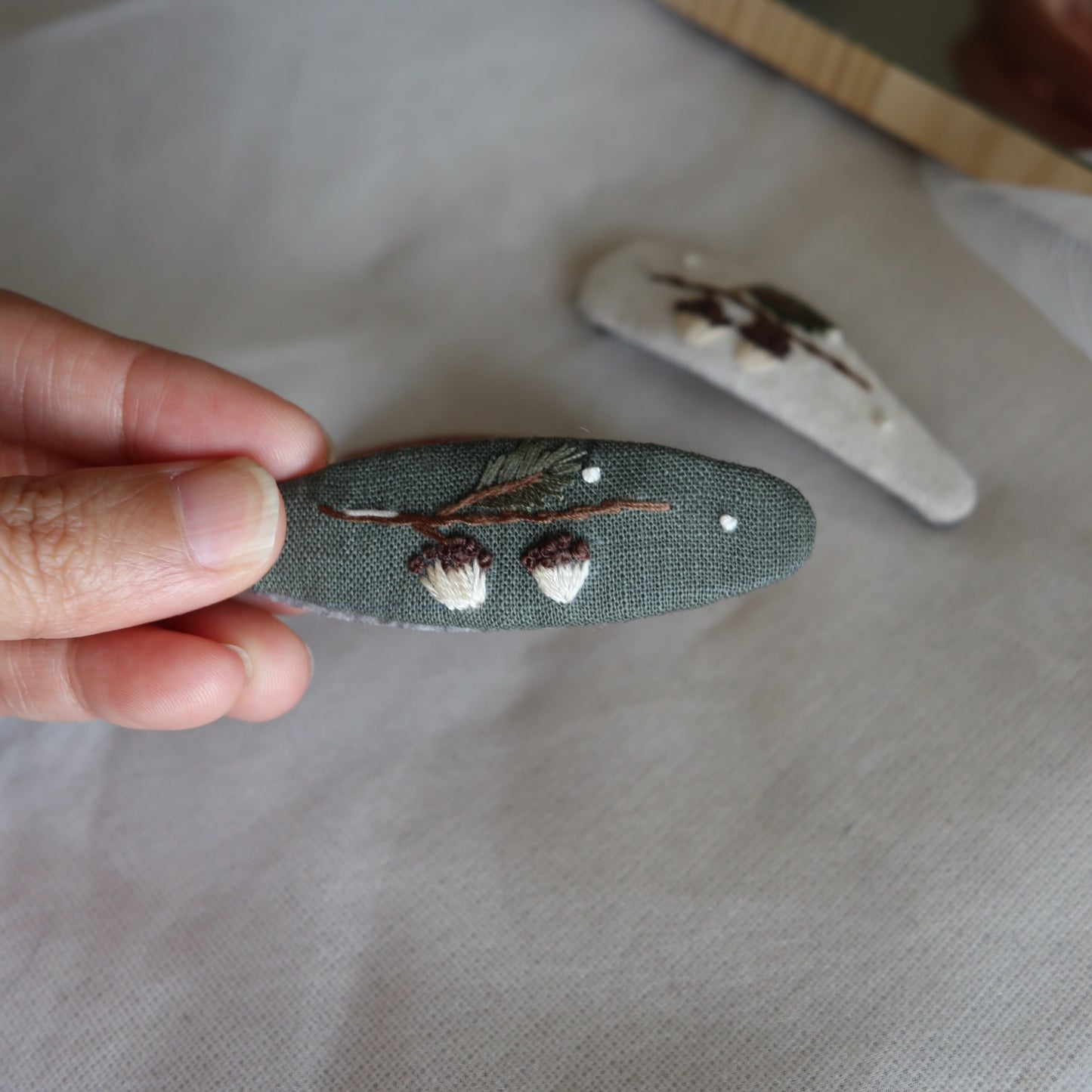小松果手刺繡髮夾/BB髮夾