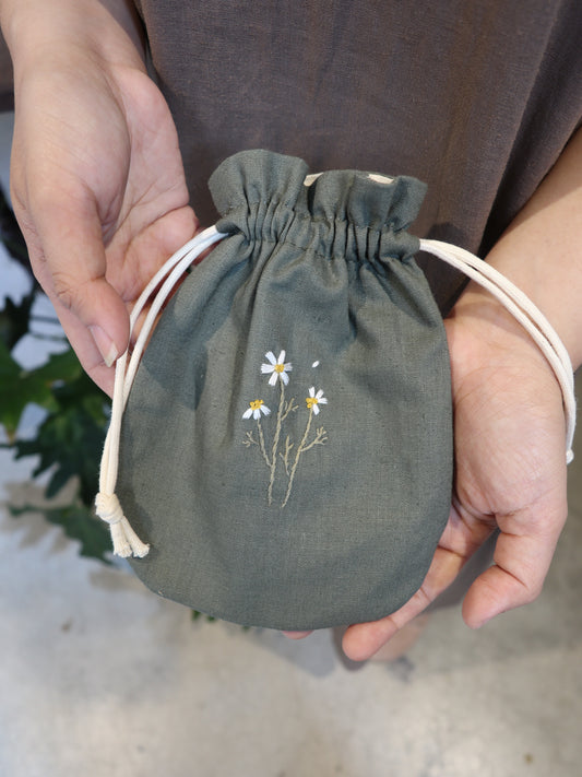 小菊花手刺繡束口袋/收納袋