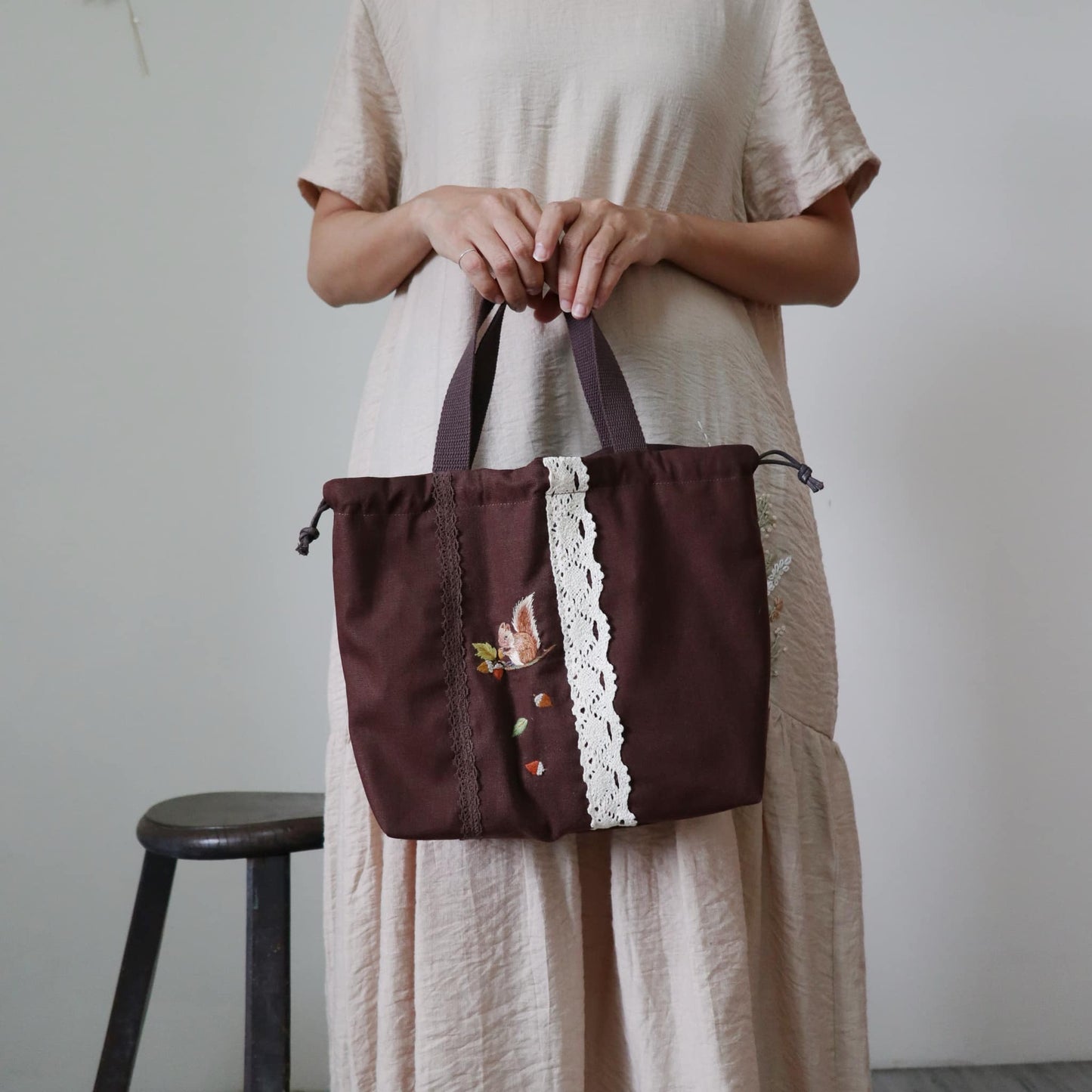 小松鼠手刺繡束口手提袋/咖啡色 Drawstring Handbag