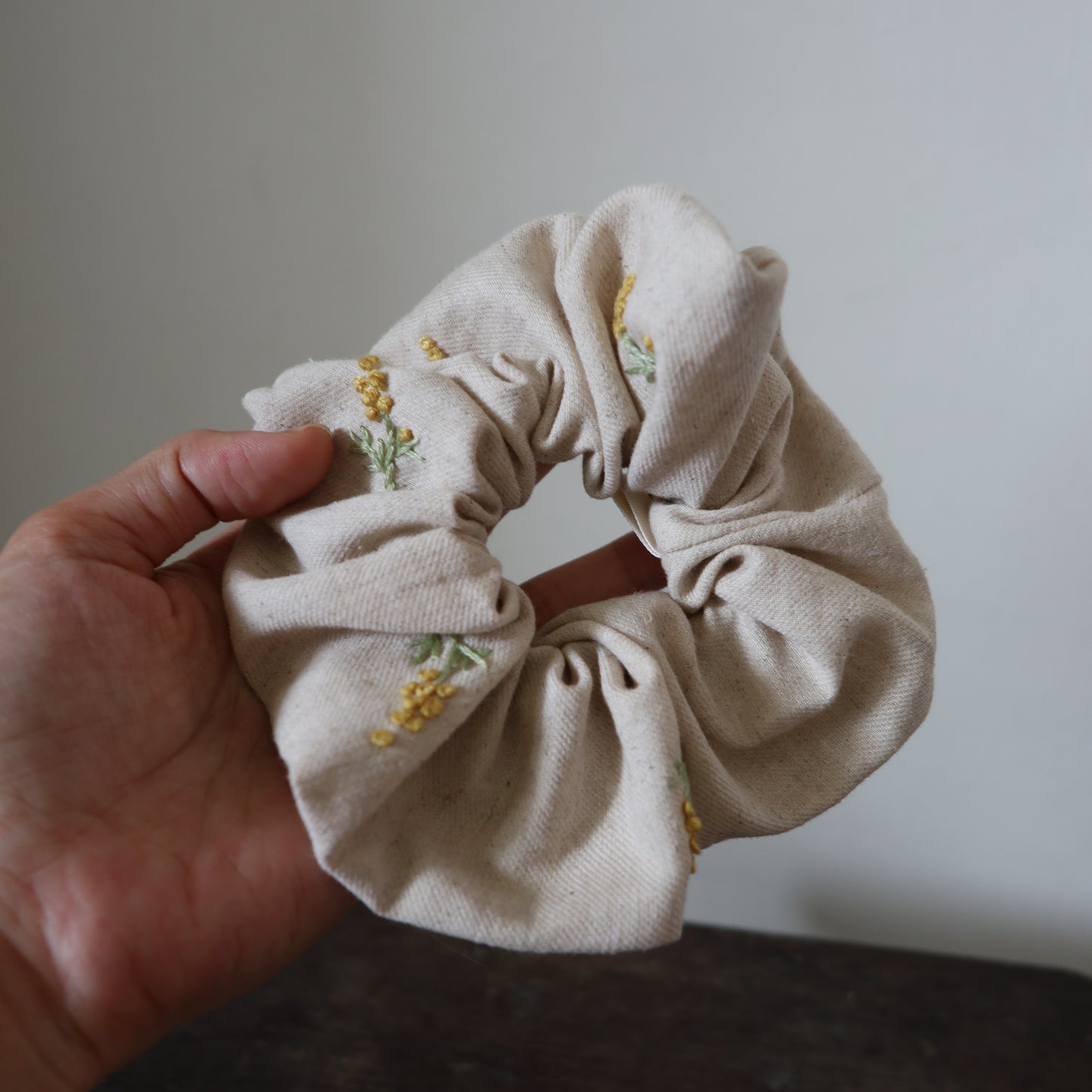 小花手刺繡髮圈|Mimosa|鬆緊髮圈Scrunchies|米灰色