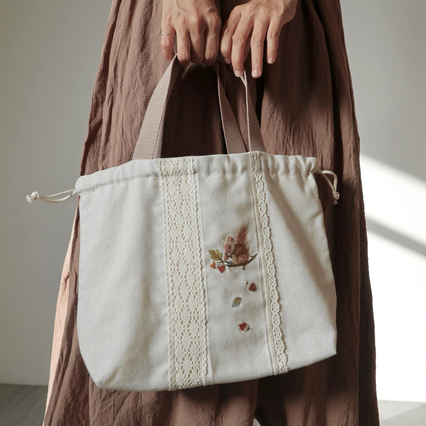 小松鼠手刺繡束口手提袋/米色 Drawstring Handbag